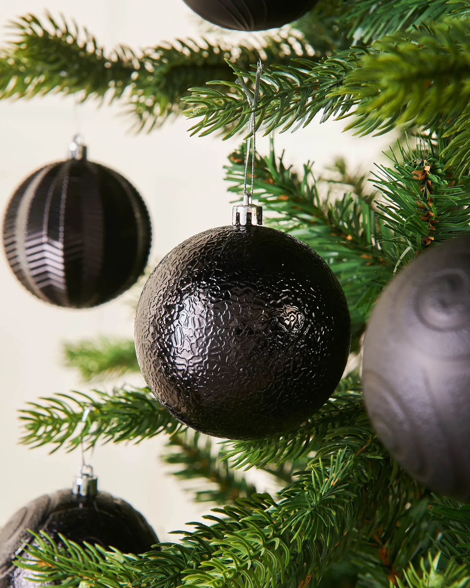 WeRChristmas Black Shatterproof Baubles, 16 Pack, 8 Cm^ Shatterproof Baubles