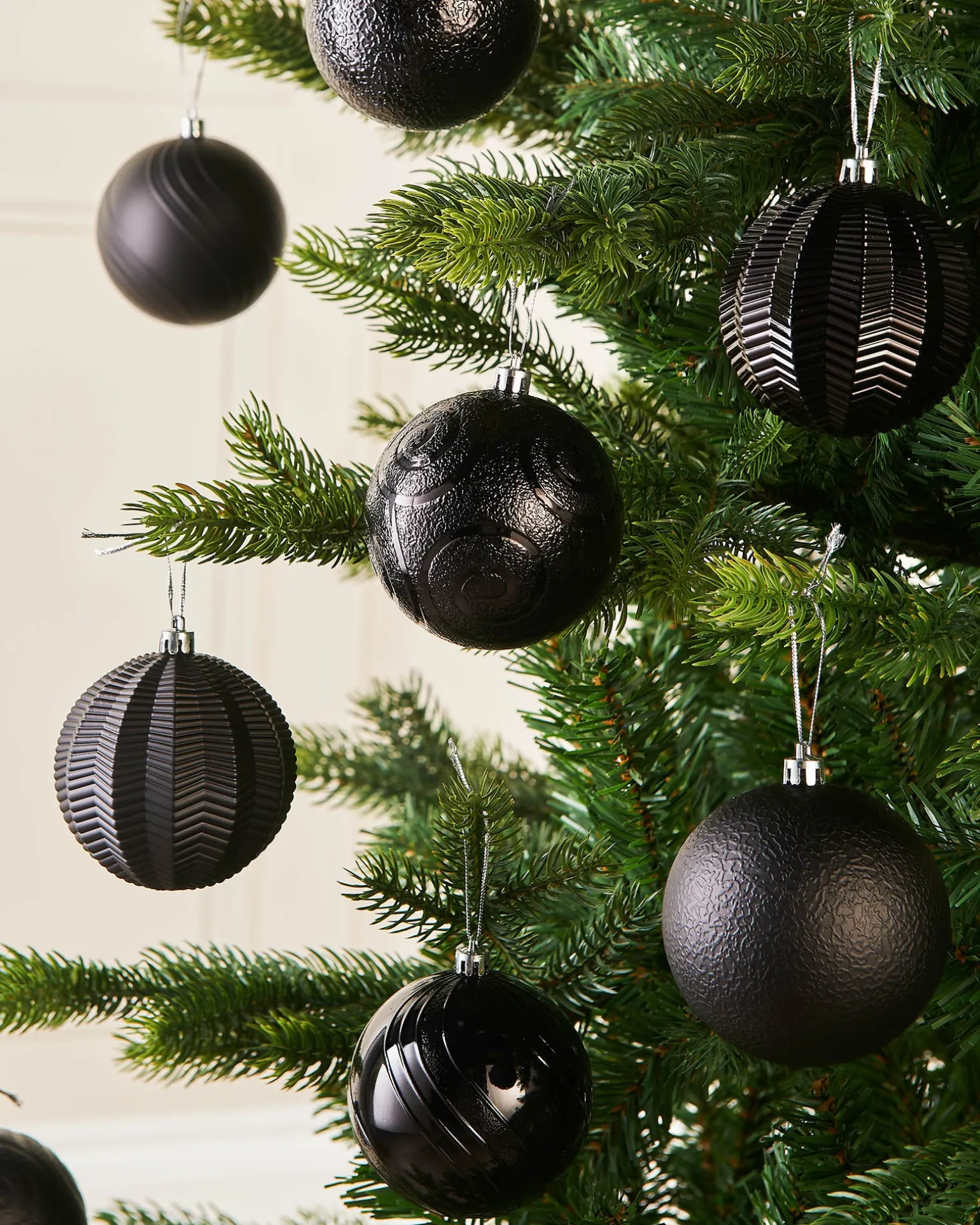 WeRChristmas Black Shatterproof Baubles, 16 Pack, 8 Cm^ Shatterproof Baubles