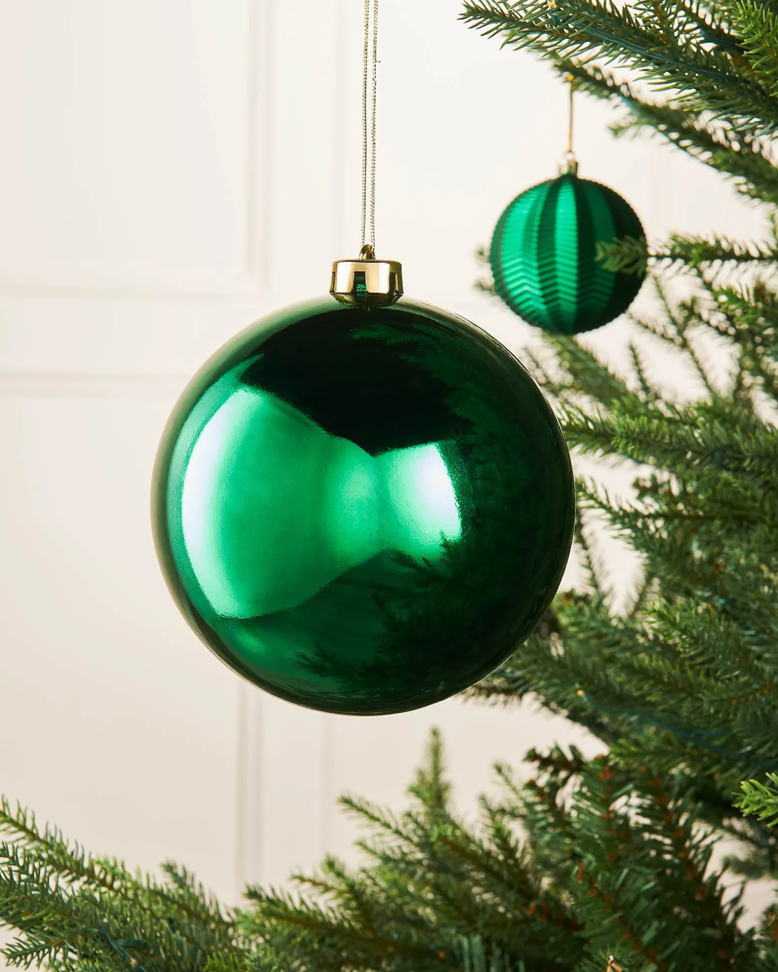 WeRChristmas Christmas Green Large Gloss Shatterproof Bauble, 15 Cm^ Oversized Baubles|Shatterproof Baubles