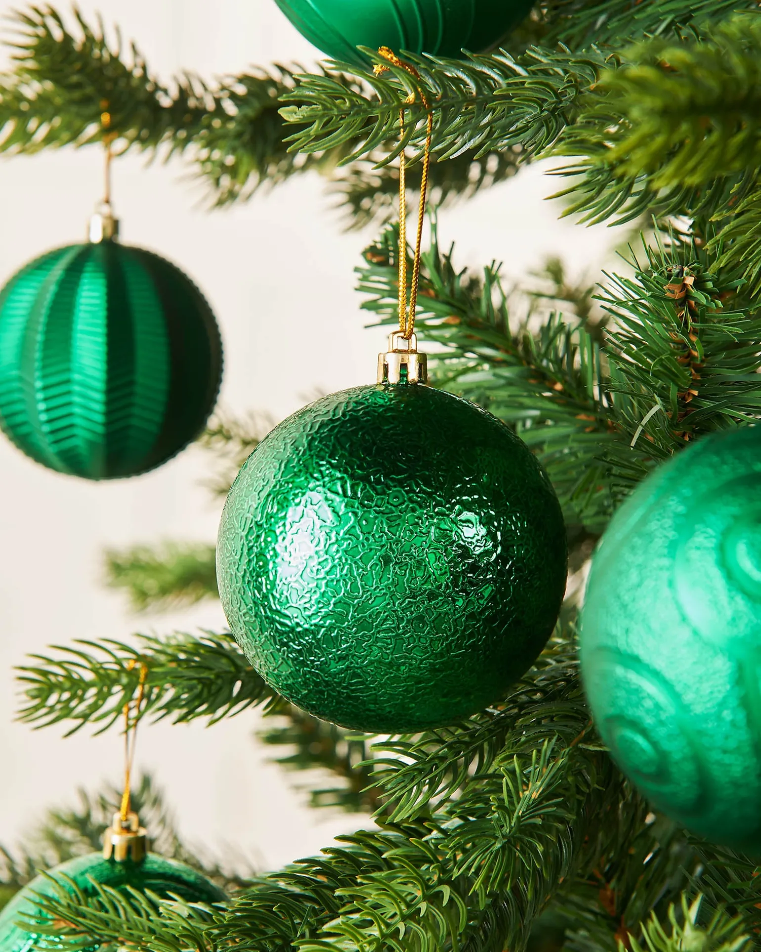 WeRChristmas Christmas Green Shatterproof Baubles, 16 Pack, 8 Cm^ Shatterproof Baubles