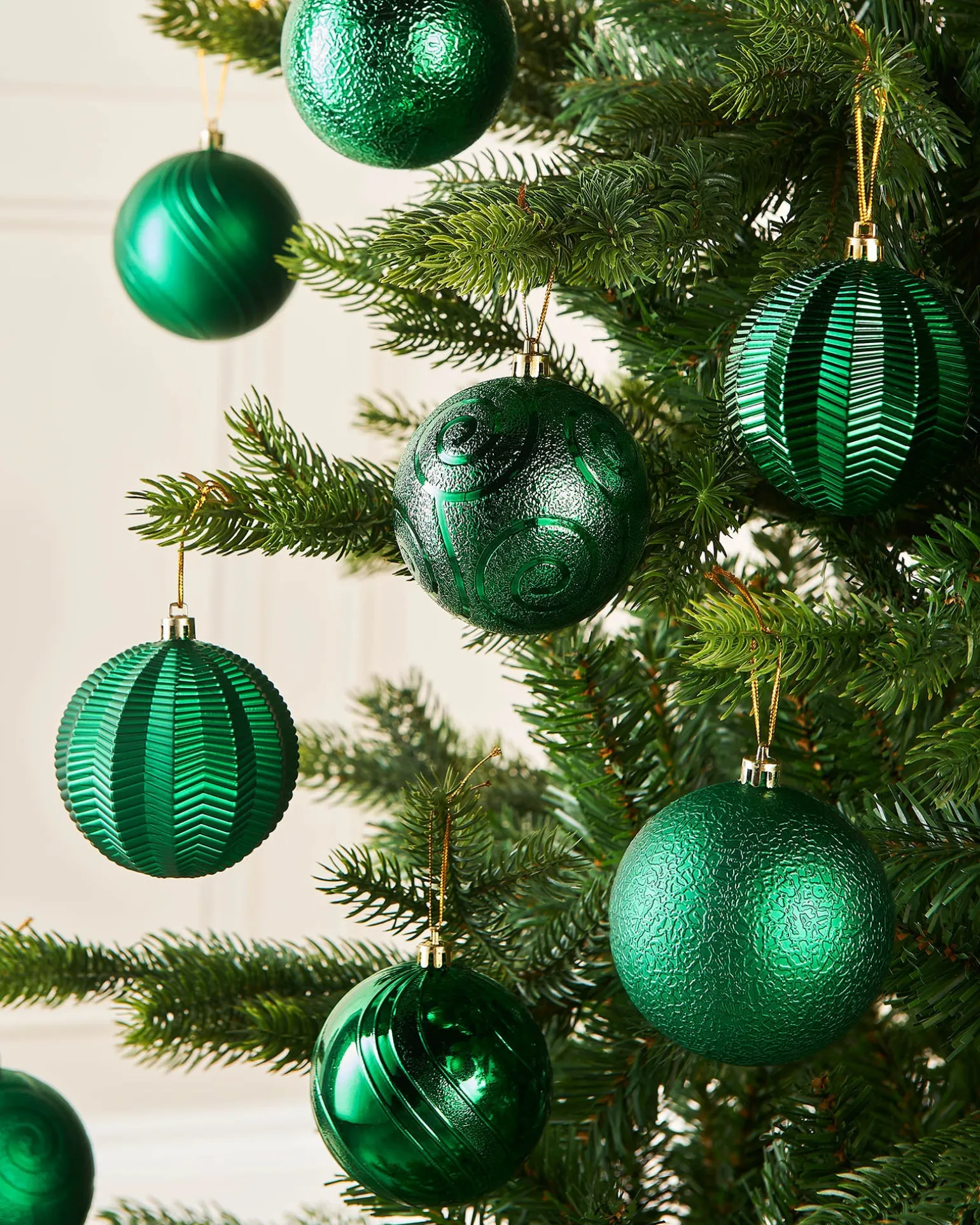 WeRChristmas Christmas Green Shatterproof Baubles, 16 Pack, 8 Cm^ Shatterproof Baubles