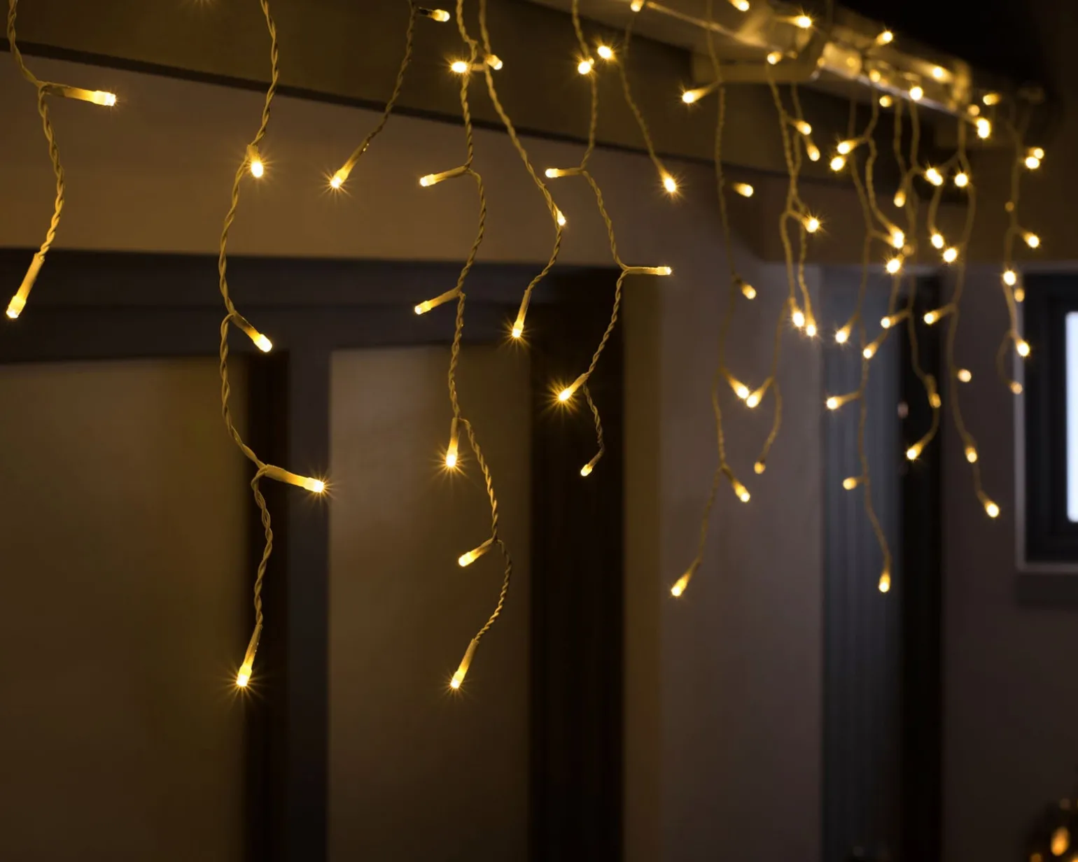 WeRChristmas Connectable Icicle 100 LED Christmas Lights, Warm White^ Connectable Lights