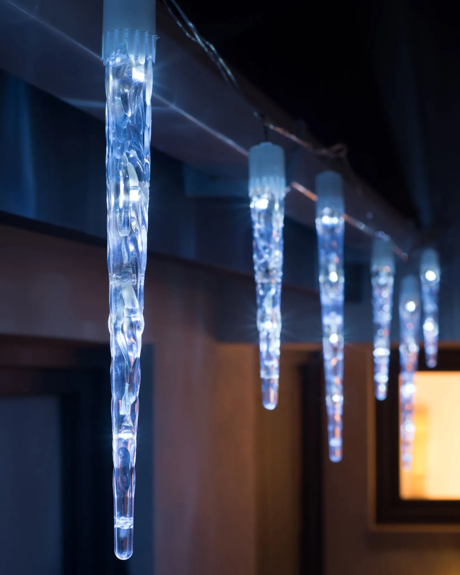 WeRChristmas Connectable Icicle 8 LED Christmas Lights, Bright White^ Connectable Lights
