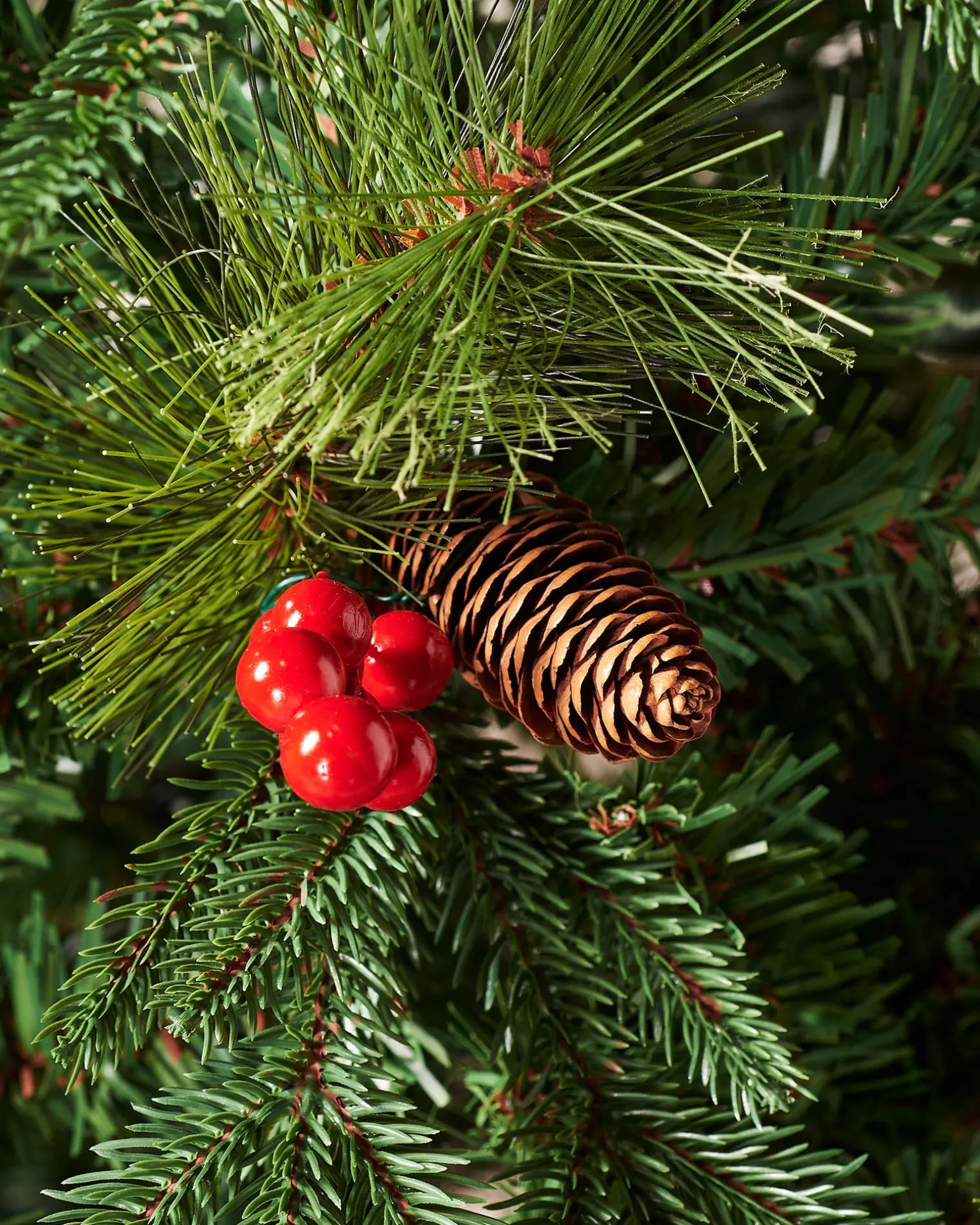 WeRChristmas Decorated Mixed Tip Berries & Pinecones Christmas Tree, 7 Ft^ Premium Christmas Trees|Unlit Christmas Trees