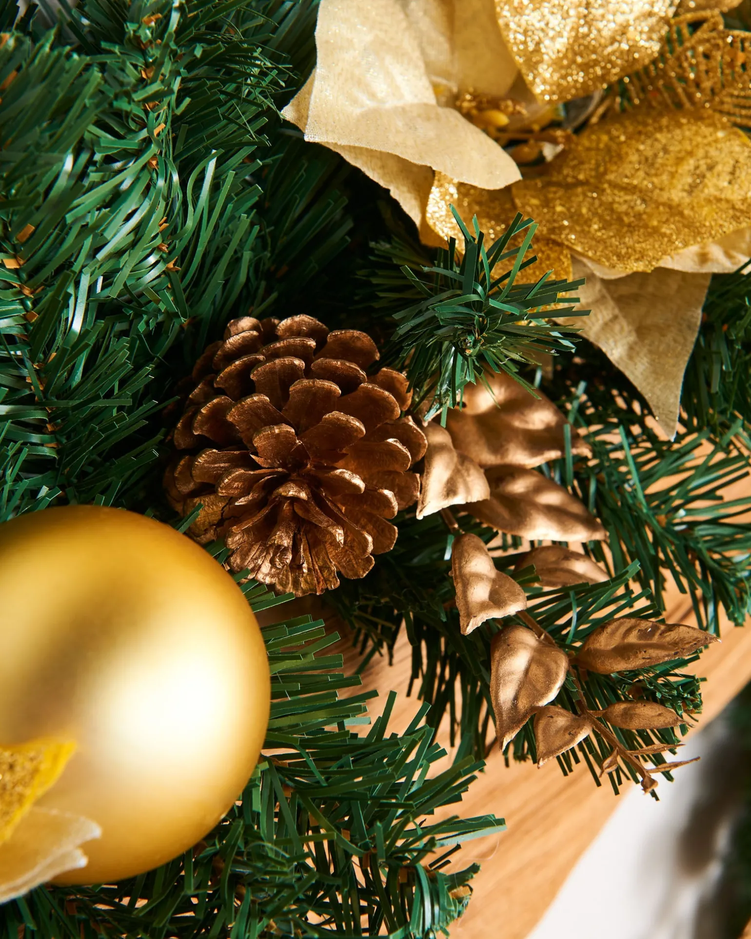 WeRChristmas Extra Thick Decorated Garland, Cream/Gold, 9 Ft^ Decorated Garlands