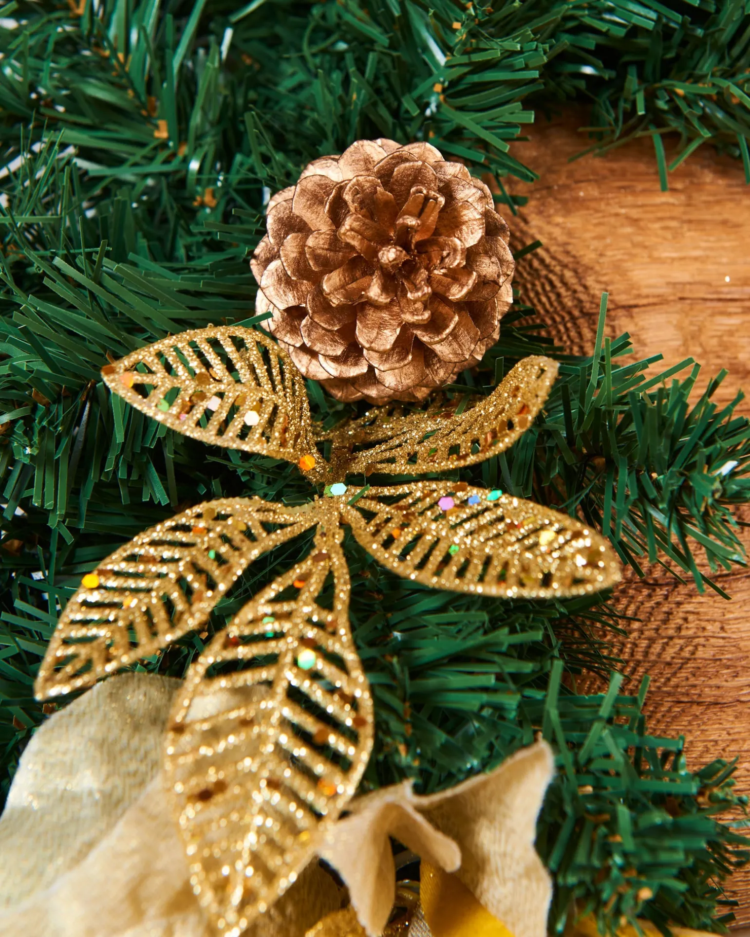 WeRChristmas Extra Thick Decorated Garland, Cream/Gold, 9 Ft^ Decorated Garlands