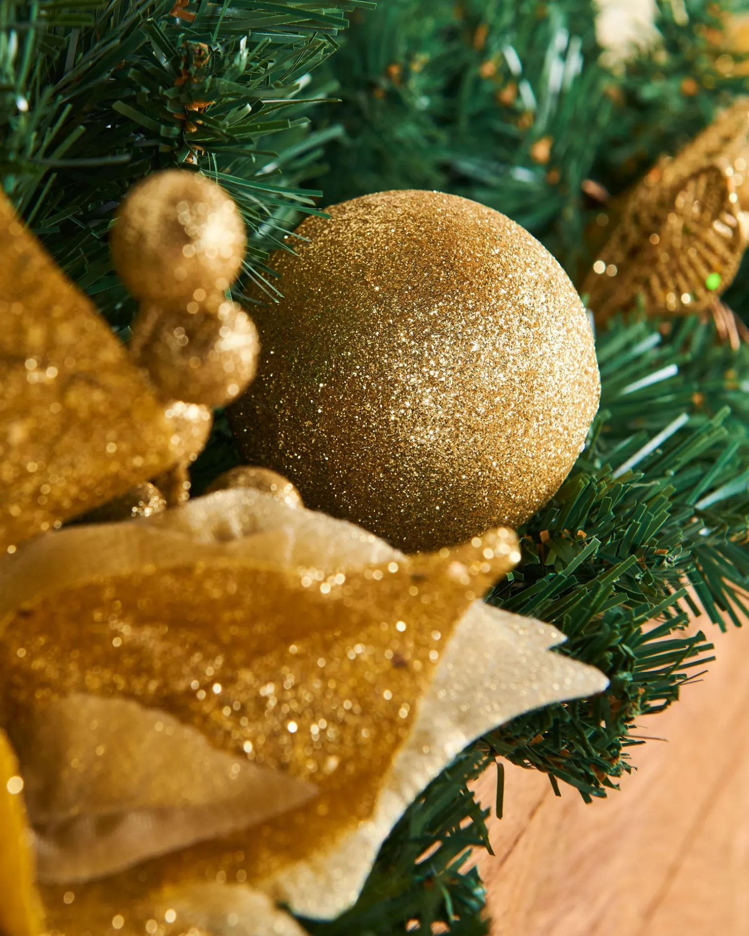 WeRChristmas Extra Thick Decorated Garland, Cream/Gold, 9 Ft^ Decorated Garlands
