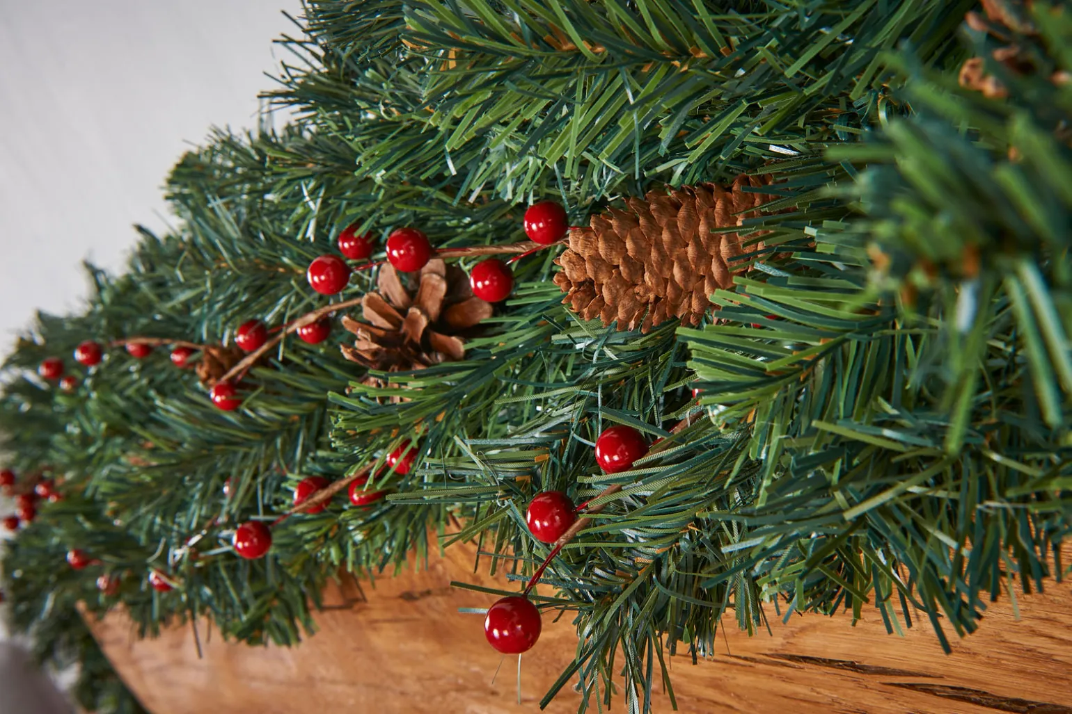 WeRChristmas Extra Thick Mixed Pine Garland, Pinecones & Berries, 9 Ft^ Decorated Garlands
