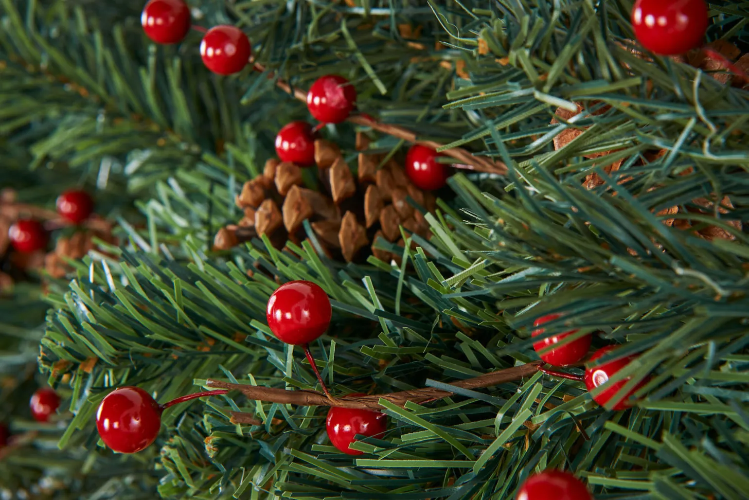 WeRChristmas Extra Thick Mixed Pine Garland, Pinecones & Berries, 9 Ft^ Decorated Garlands
