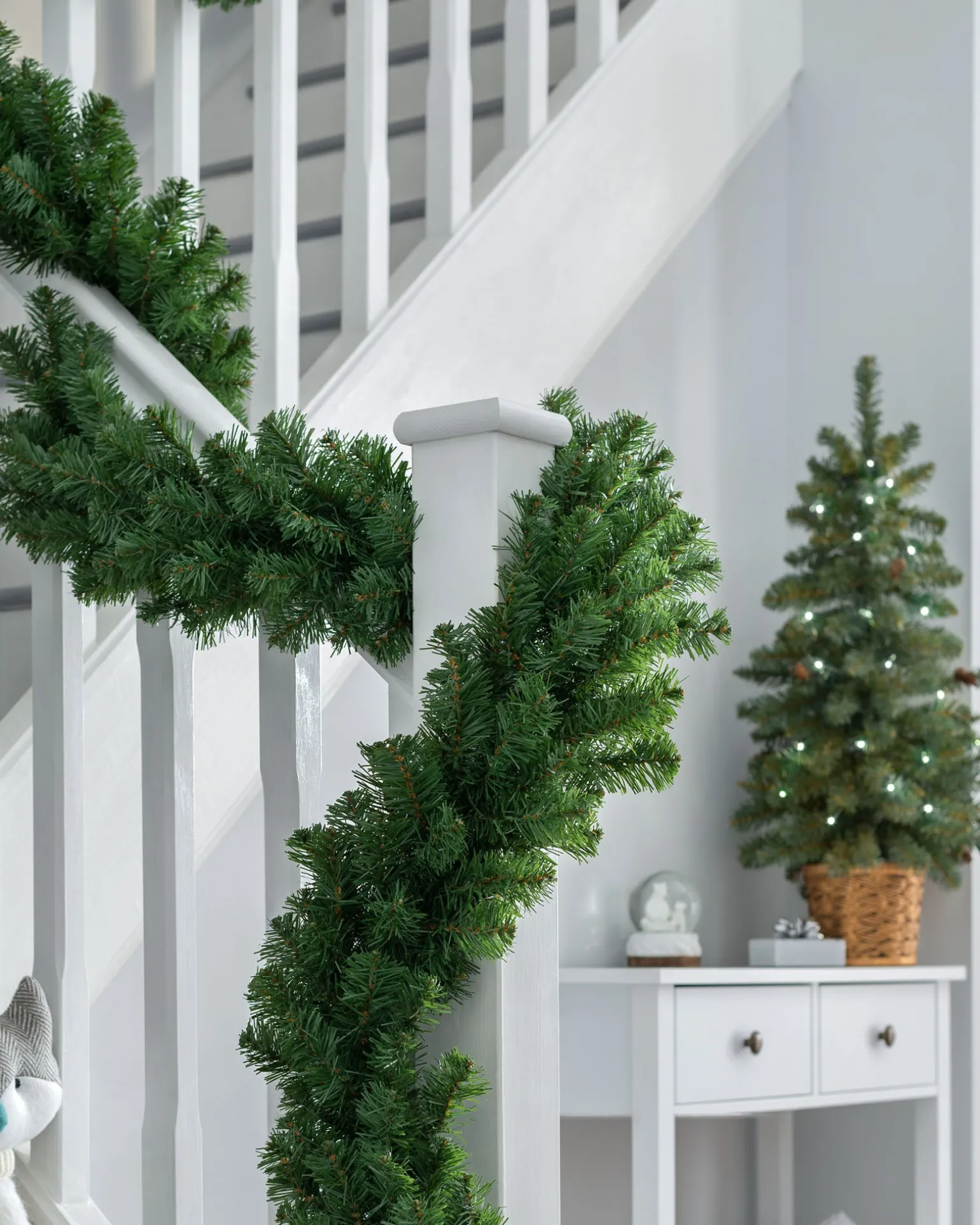 WeRChristmas Extra Thick Pine Garland, Green, 9 Ft^ Plain Garlands