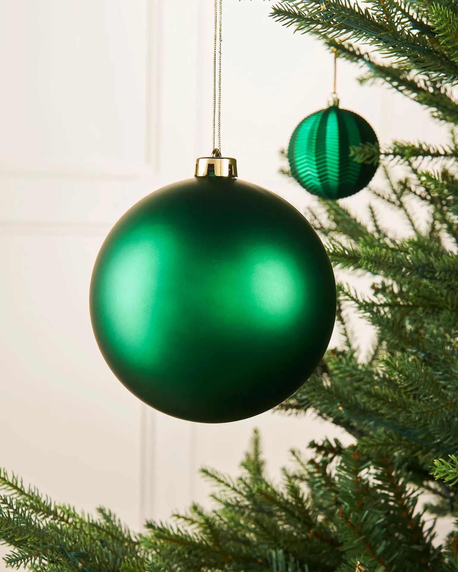 WeRChristmas Green Large Matt Shatterproof Bauble, 15 Cm^ Oversized Baubles|Shatterproof Baubles