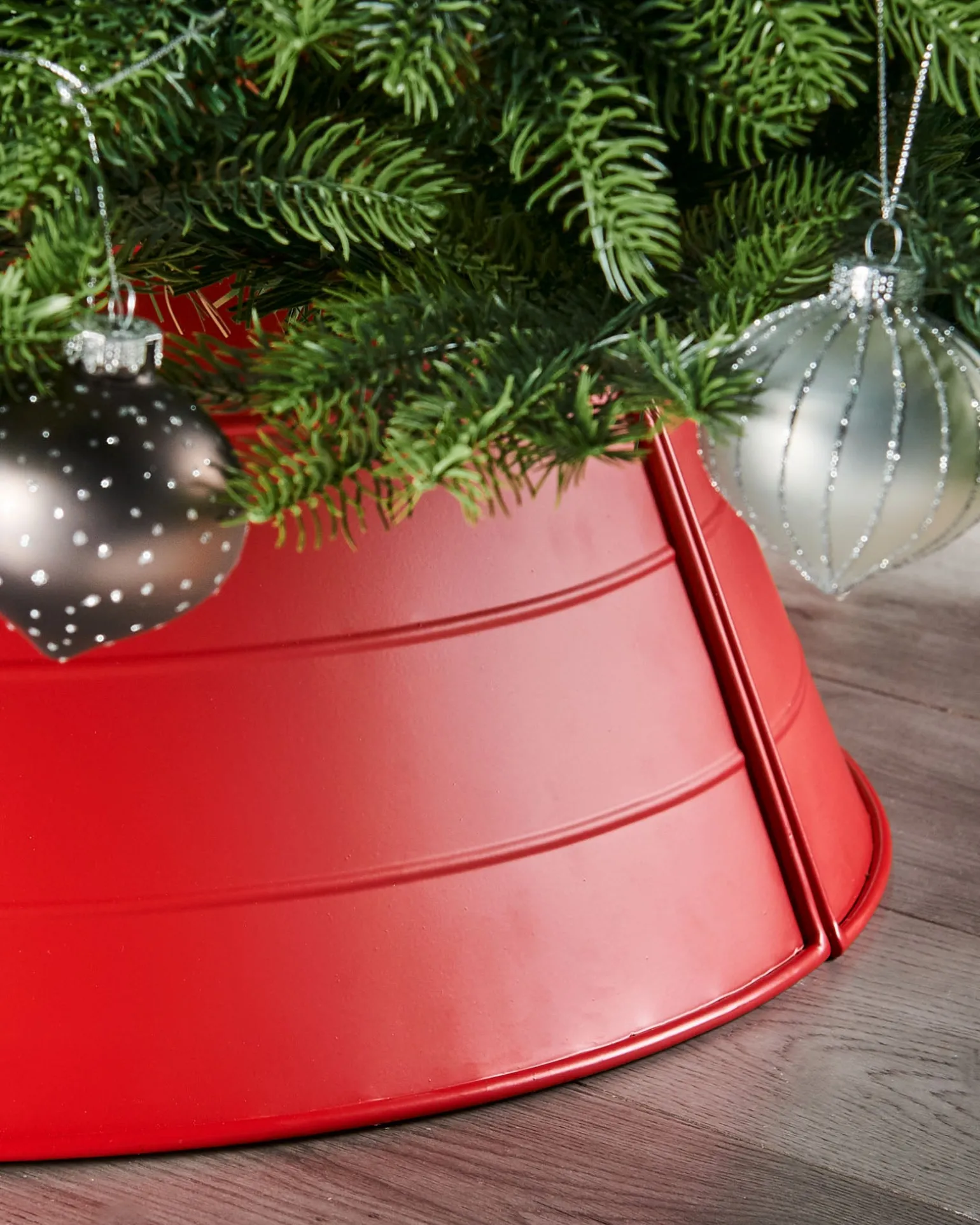 WeRChristmas Matt Metal Tree Collar, Red, 66 Cm^ Skirts & Collars
