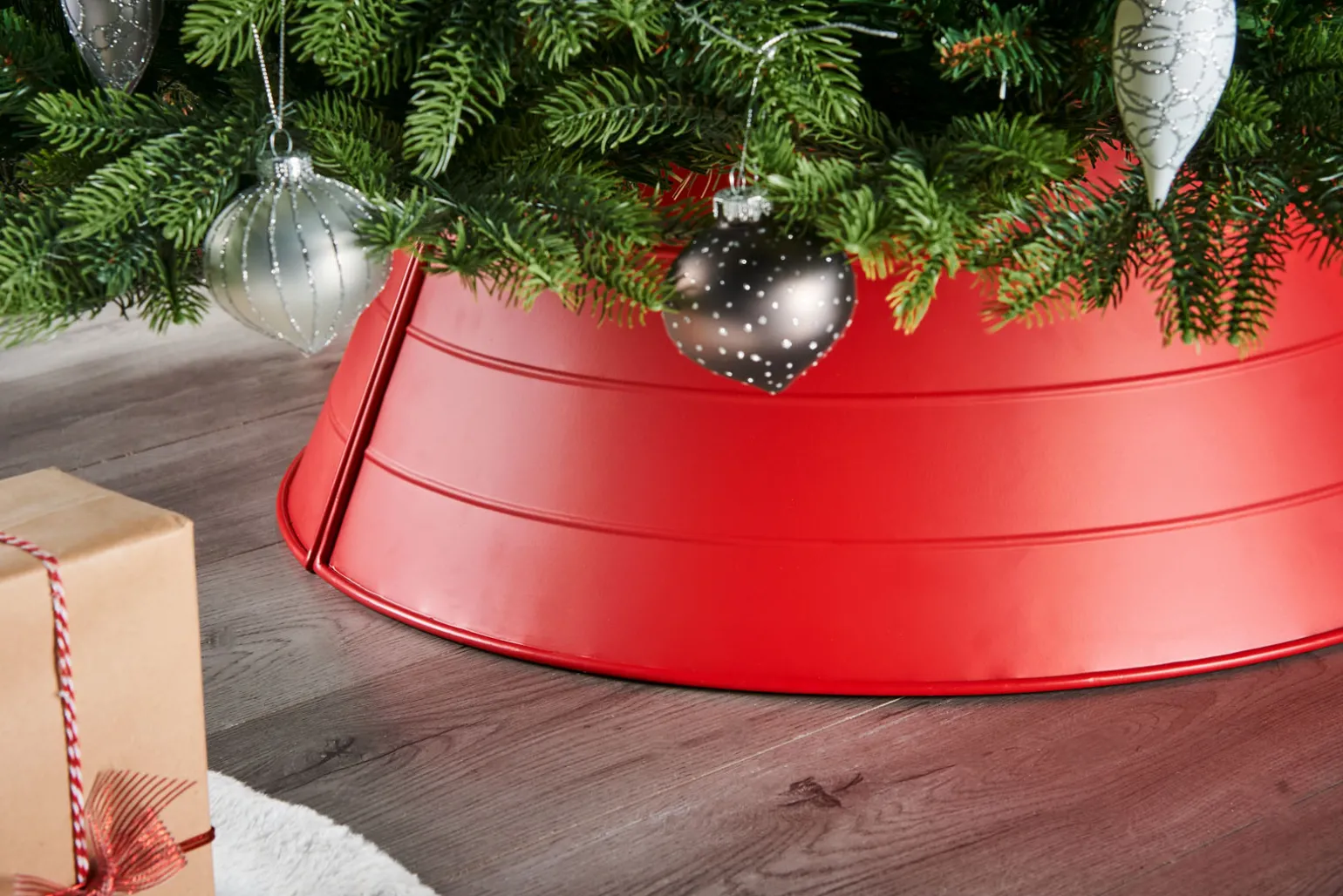 WeRChristmas Matt Metal Tree Collar, Red, 66 Cm^ Skirts & Collars
