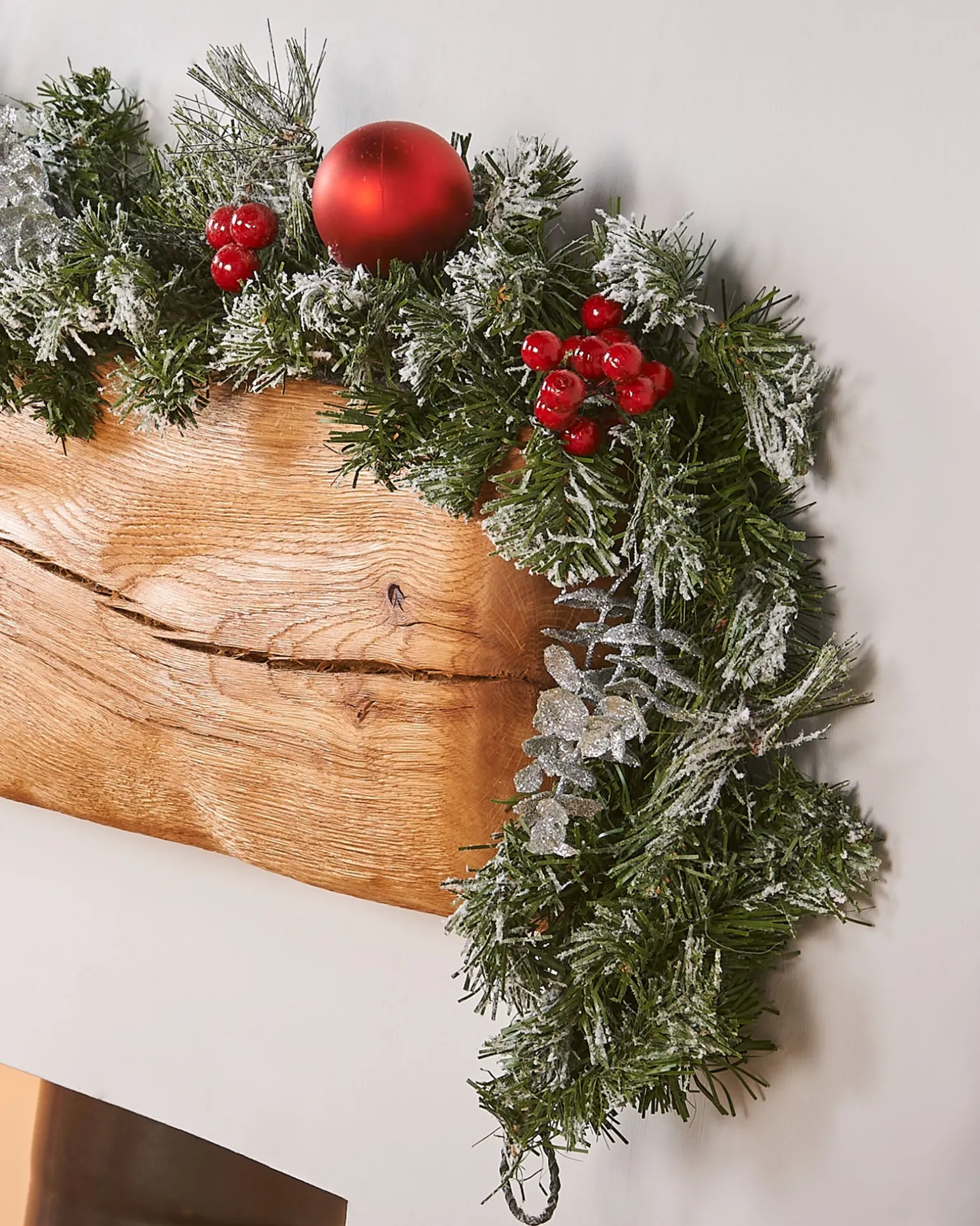 WeRChristmas Pre-Decorated Frosted Garland, 6 Ft^ Decorated Garlands