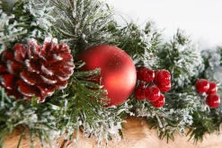 WeRChristmas Pre-Decorated Frosted Garland, 6 Ft^ Decorated Garlands