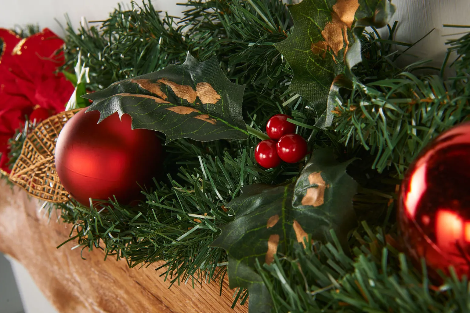 WeRChristmas Pre-Decorated Garland, Red/Gold, 6 Ft^ Decorated Garlands