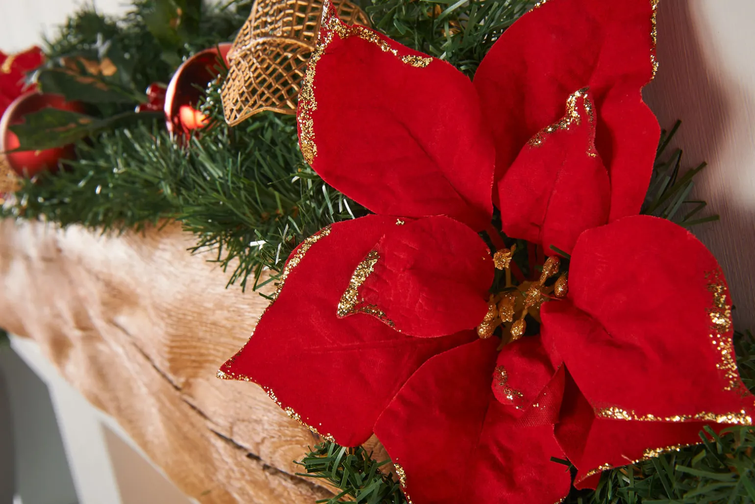 WeRChristmas Pre-Decorated Garland, Red/Gold, 6 Ft^ Decorated Garlands