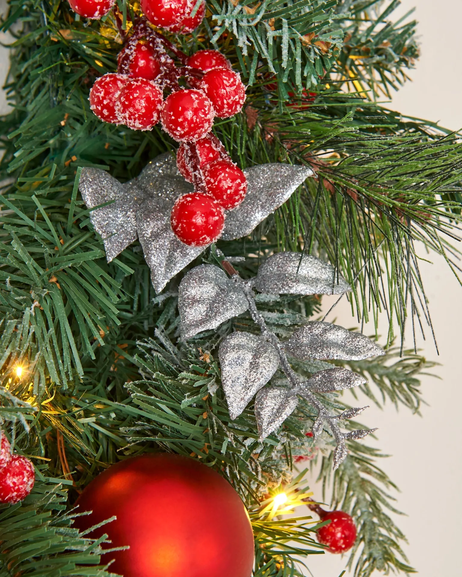 WeRChristmas Pre-Lit Decorated Frosted Wreath, 60 Cm^ Pre Lit Wreaths|Decorated Wreaths