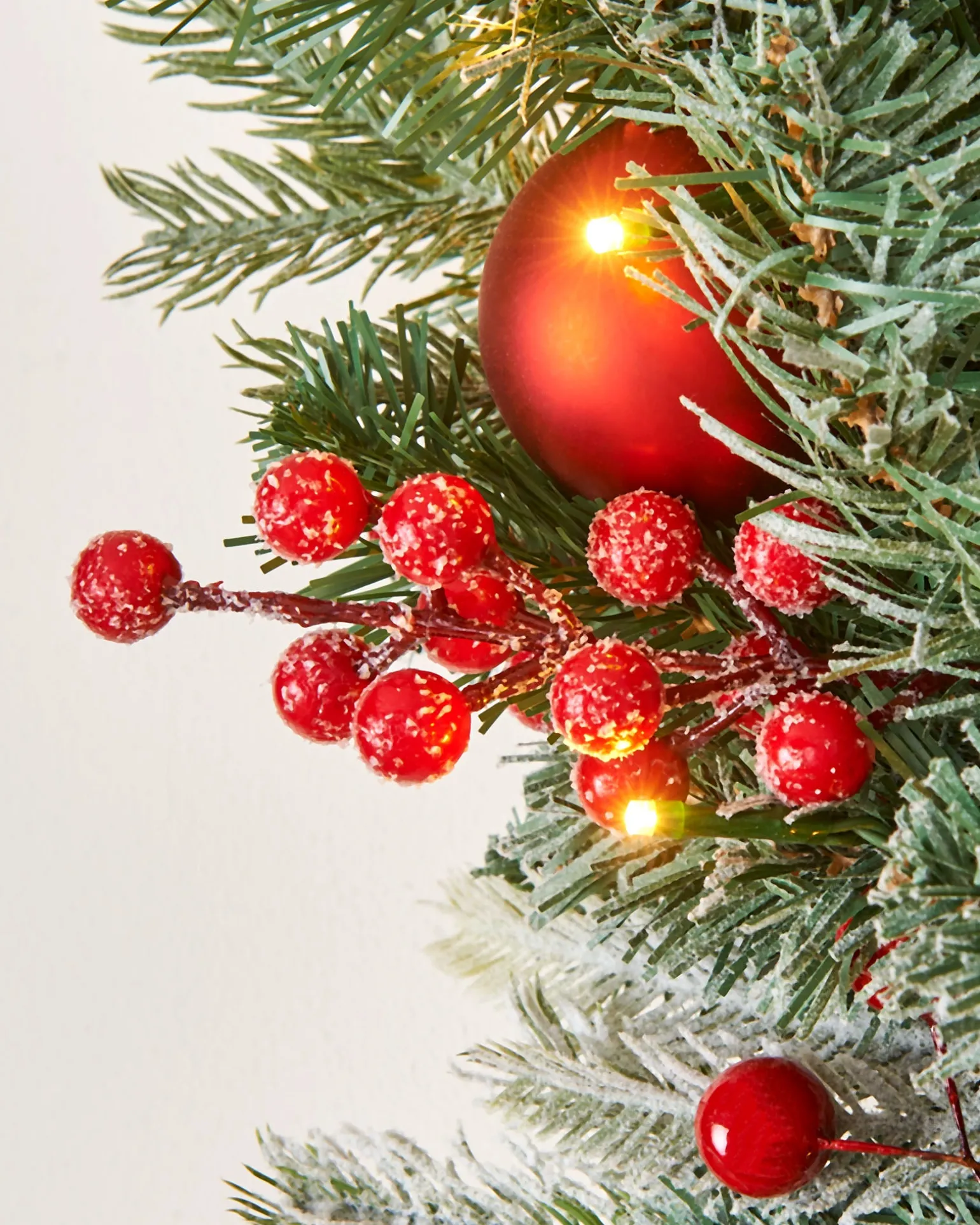 WeRChristmas Pre-Lit Decorated Frosted Wreath, 60 Cm^ Pre Lit Wreaths|Decorated Wreaths