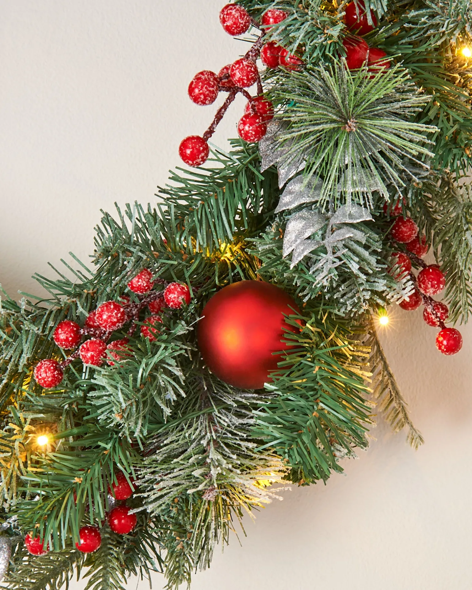 WeRChristmas Pre-Lit Decorated Frosted Wreath, 60 Cm^ Pre Lit Wreaths|Decorated Wreaths