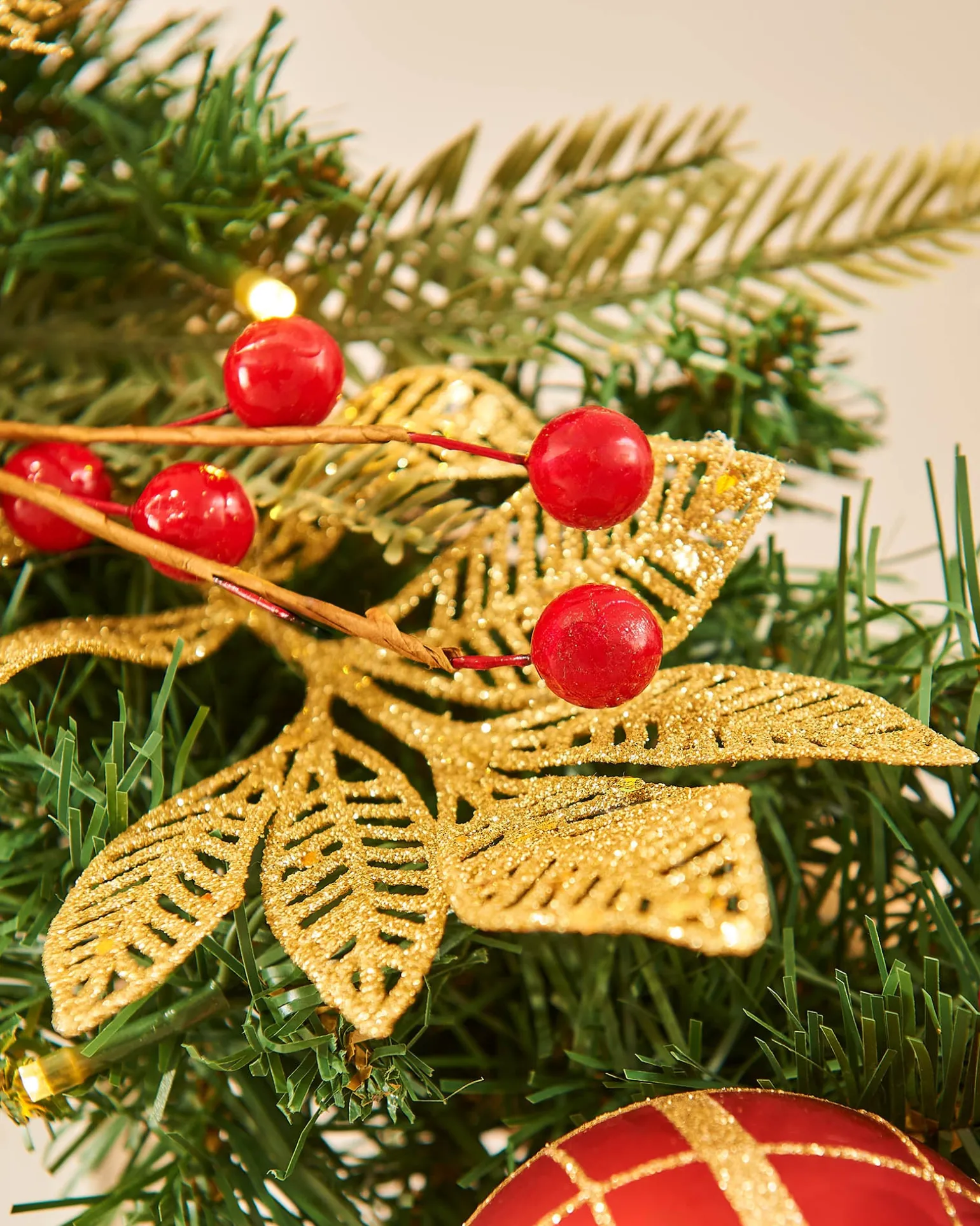 WeRChristmas Pre-Lit Decorated Garland, Red/Gold, 9 Ft^ Decorated Garlands|Pre Lit Garlands