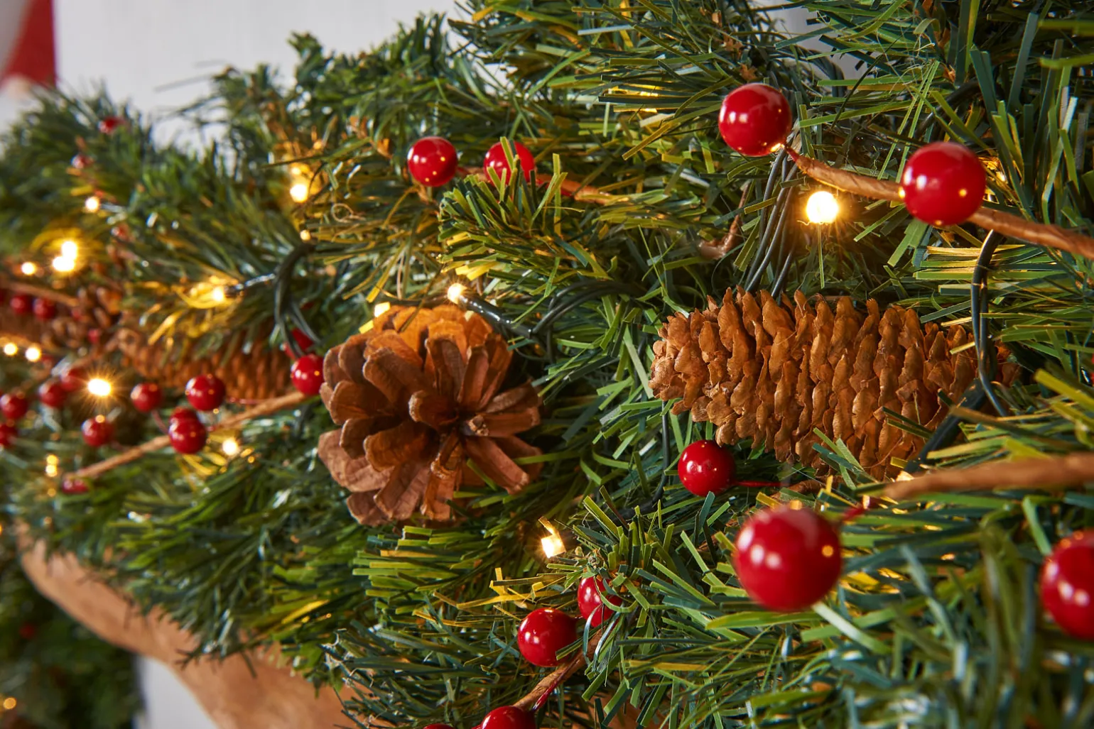 WeRChristmas Pre-Lit Extra Thick Garland, 9 Ft^ Decorated Garlands|Pre Lit Garlands