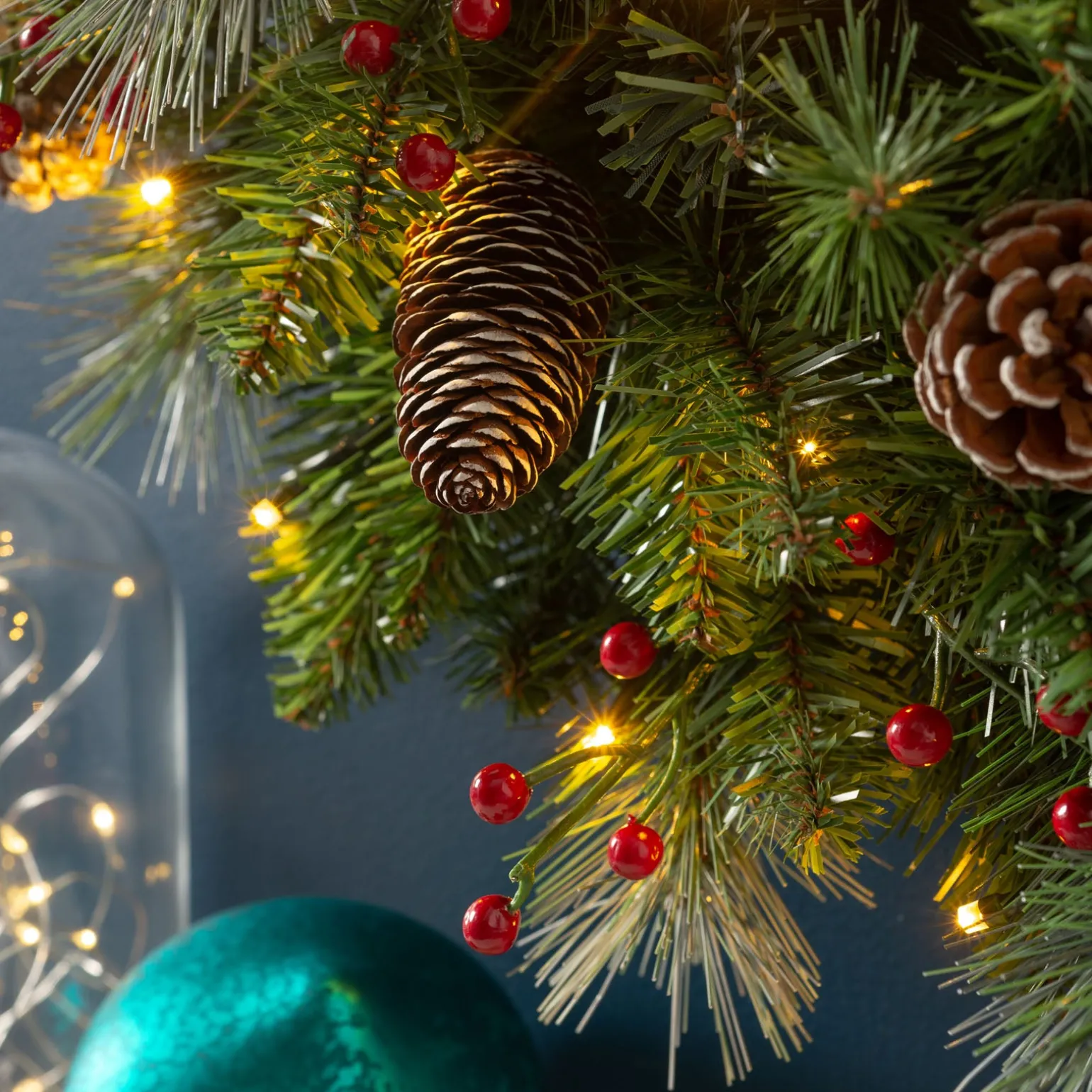 WeRChristmas Pre-Lit Frosted Garland, Pinecones & Berries, 9 Ft^ Decorated Garlands|Pre Lit Garlands