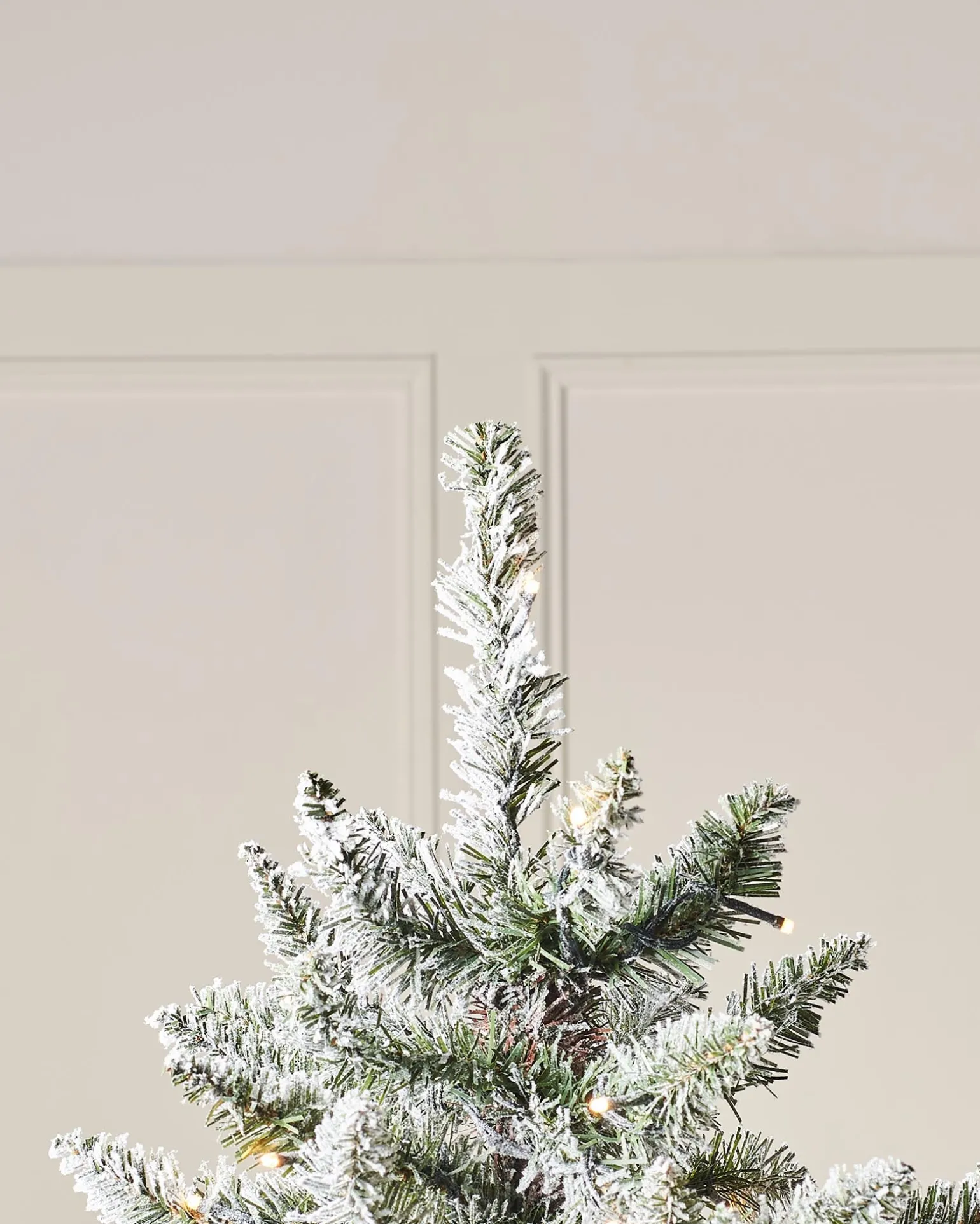 WeRChristmas Pre-Lit Full Bodied Snow Flocked Christmas Tree, 7 Ft^ Snow Flocked Christmas Trees|Pre Lit Christmas Trees