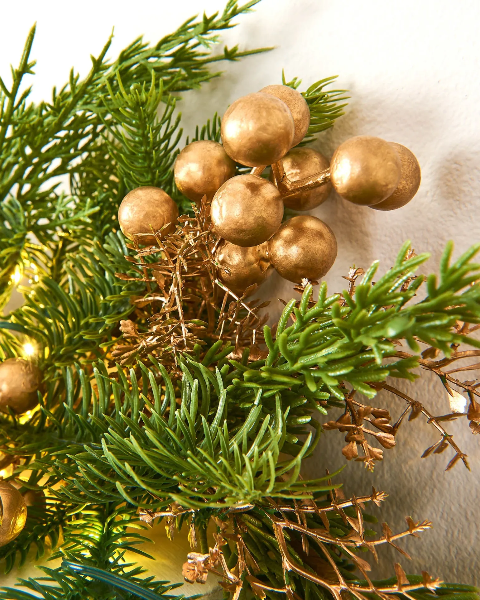 WeRChristmas Pre-Lit Gold Berry Mixed Tip Garland, 9 Ft^ Decorated Garlands|Pre Lit Garlands