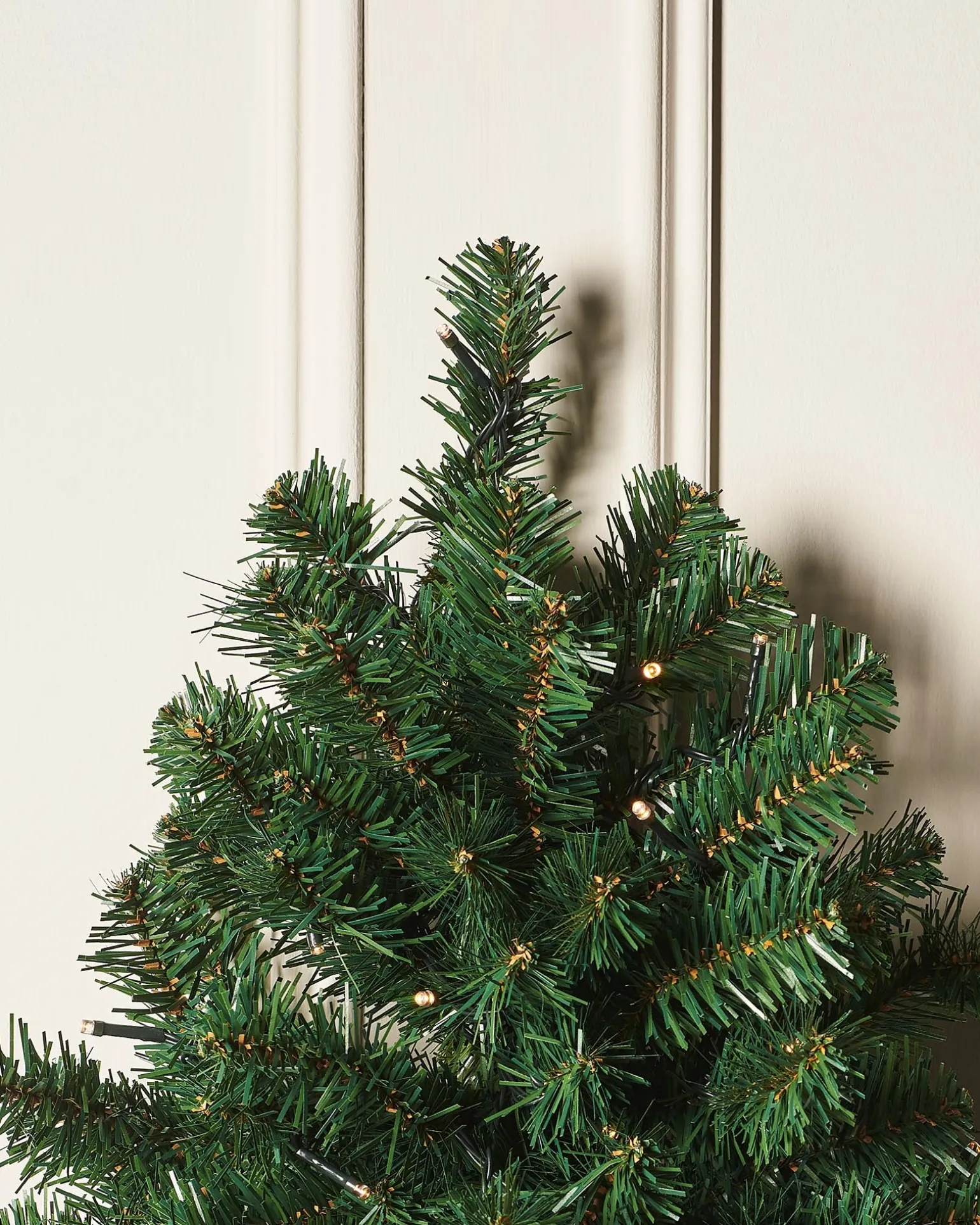 WeRChristmas Pre-Lit Green Wall Mounted Christmas Tree, 4 Ft^ Budget Christmas Trees|Pre Lit Christmas Trees