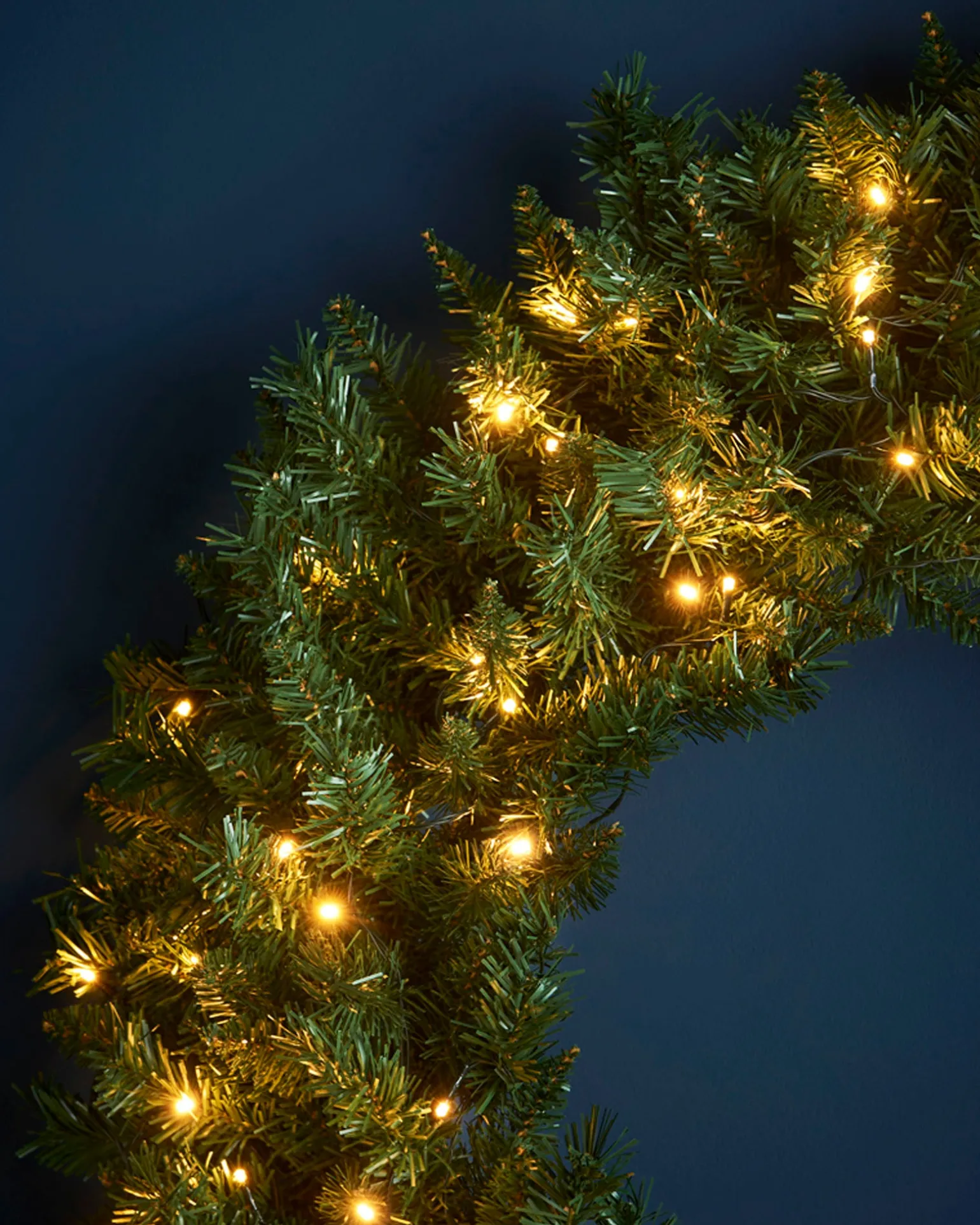 WeRChristmas Pre-Lit Majestic Wreath, 1 M^ Extra Large Wreaths|Plain Wreaths