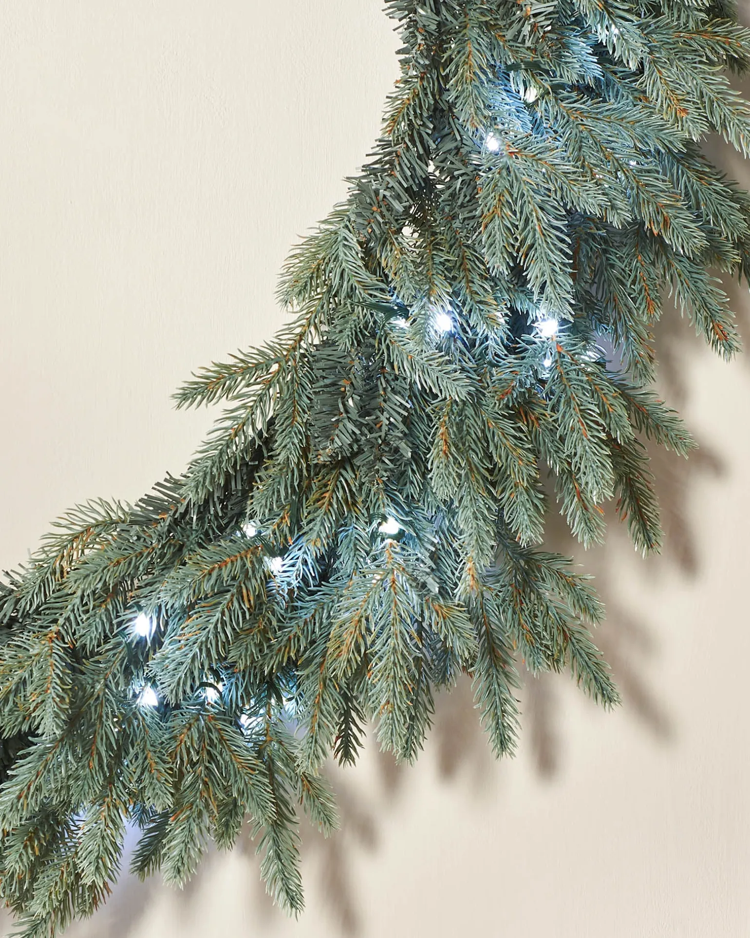 WeRChristmas Pre-Lit Mixed Pine Blue Wreath, 1 M^ Extra Large Wreaths|Pre Lit Wreaths