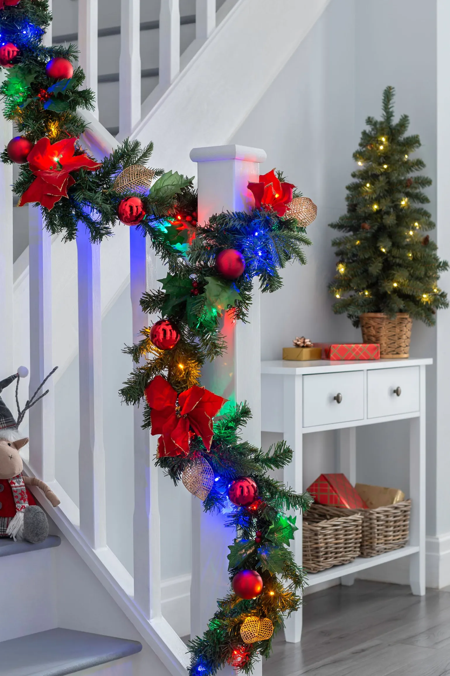 WeRChristmas Pre-Lit Multi-Coloured Decorated Garland, Red/Gold, 9 Ft^ Decorated Garlands|Pre Lit Garlands