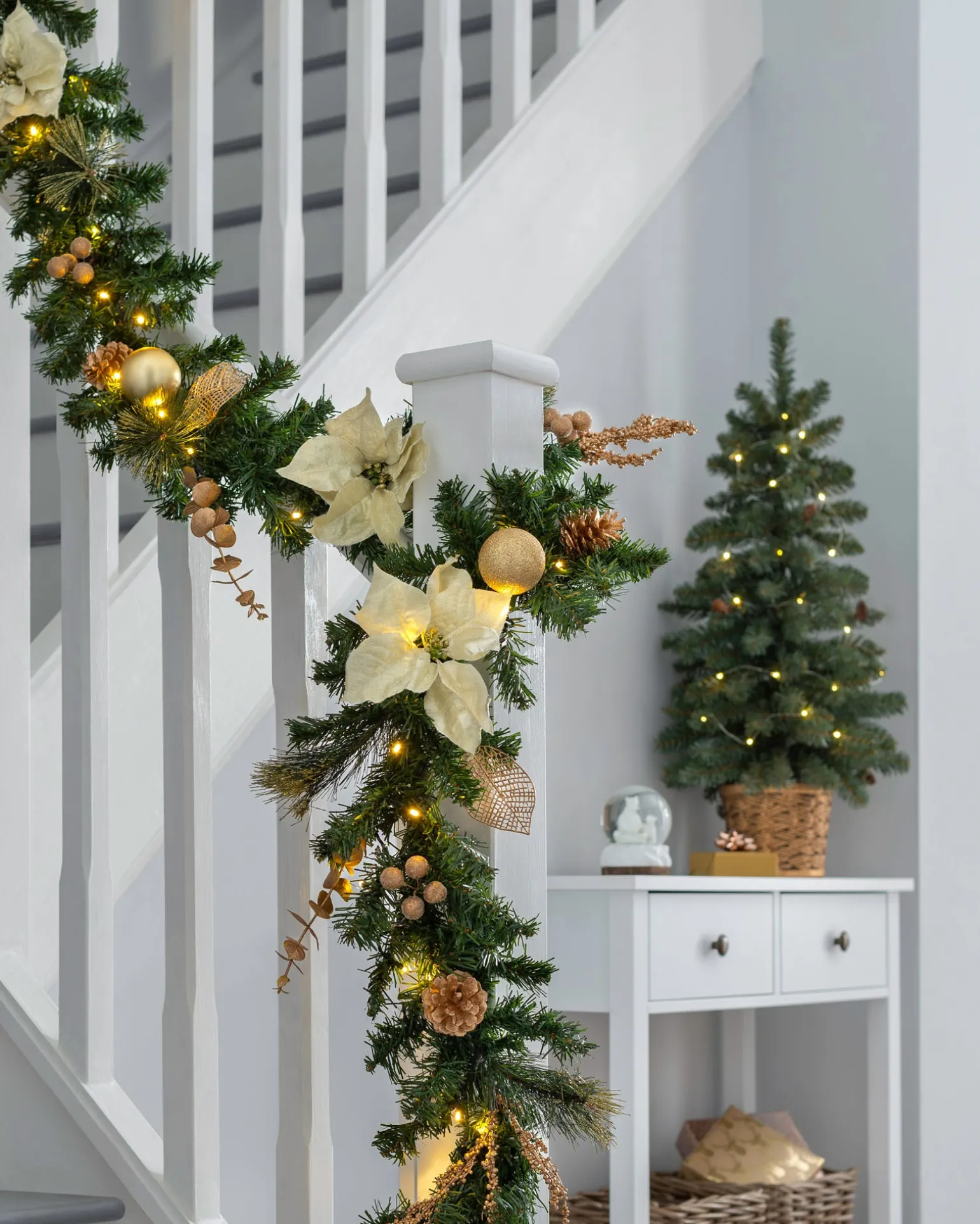WeRChristmas Pre-Lit Multi-Function Decorated Garland, Cream/Gold, 9 Ft^ Decorated Garlands|Pre Lit Garlands