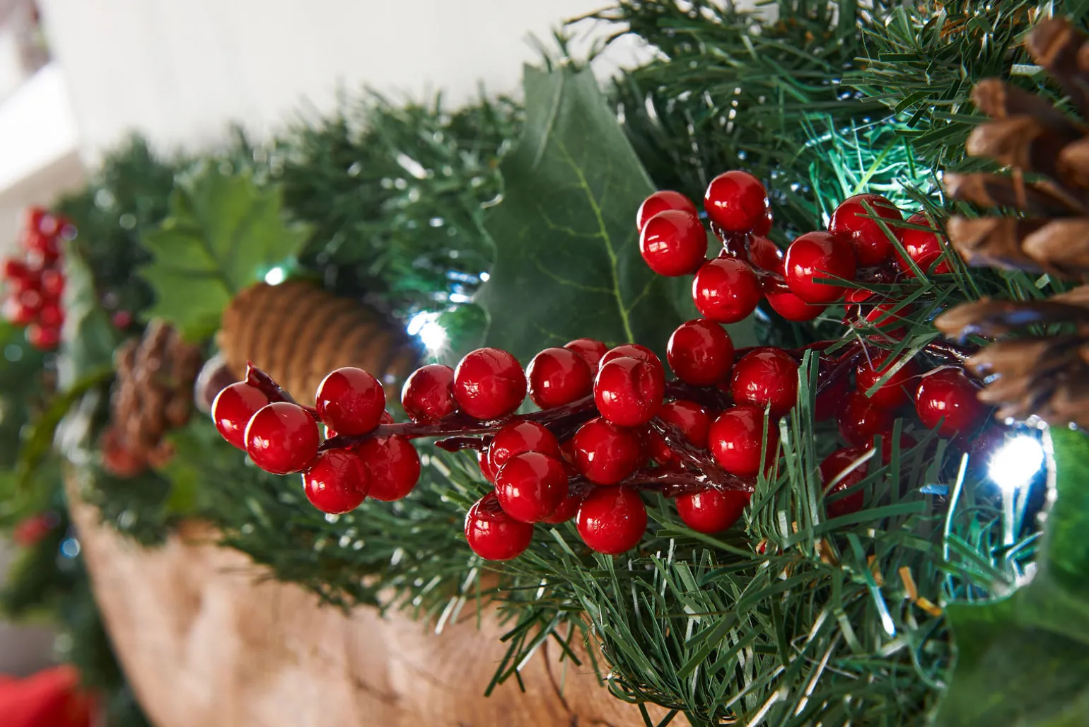 WeRChristmas Pre-Lit Multi-Function Decorated Garland, 9 Ft^ Decorated Garlands|Pre Lit Garlands