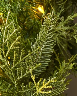 WeRChristmas Pre-Lit Natural Fir Majestic Wreath, 1.5 M^ Extra Large Wreaths|Decorated Wreaths
