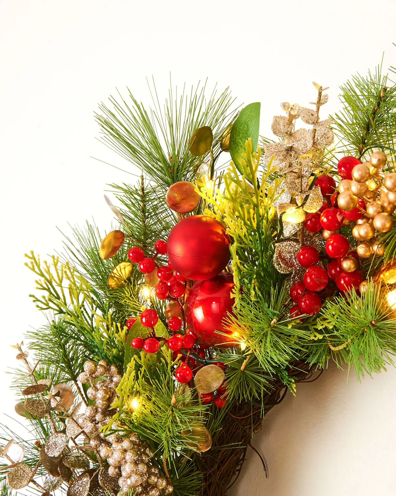 WeRChristmas Pre-Lit Red Berry Mixed Tip Wreath, 76 Cm^ Decorated Wreaths|Pre Lit Wreaths