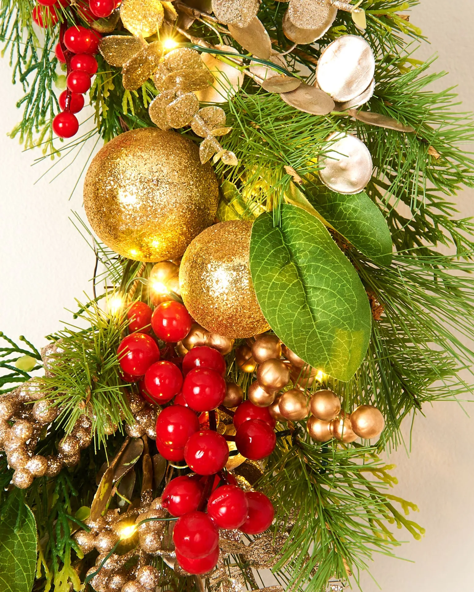 WeRChristmas Pre-Lit Red Berry Mixed Tip Wreath, 76 Cm^ Decorated Wreaths|Pre Lit Wreaths