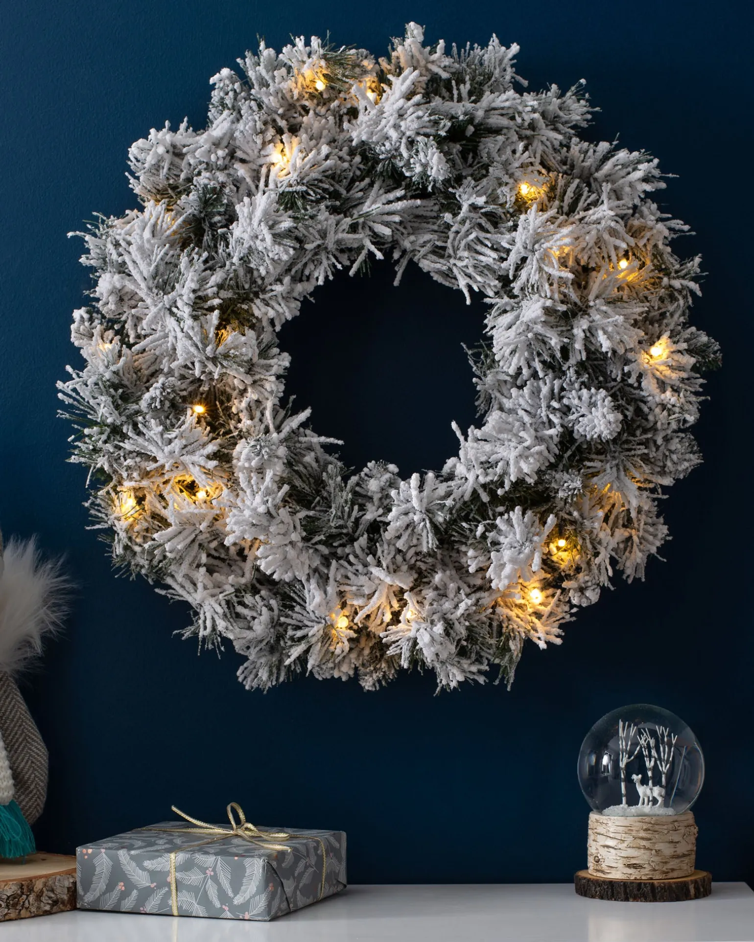 WeRChristmas Pre-Lit Snow Flocked Spruce Wreath, 60 Cm^ Plain Wreaths|Pre Lit Wreaths