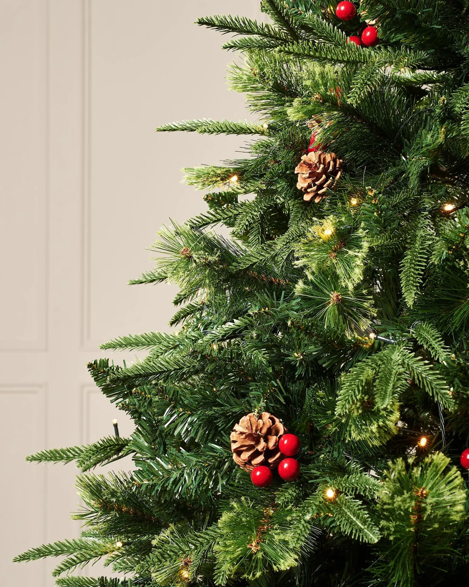 WeRChristmas Pre-Lit Victorian Mixed Tip Berries & Pinecones Christmas Tree, 6 Ft^ Pre Lit Christmas Trees