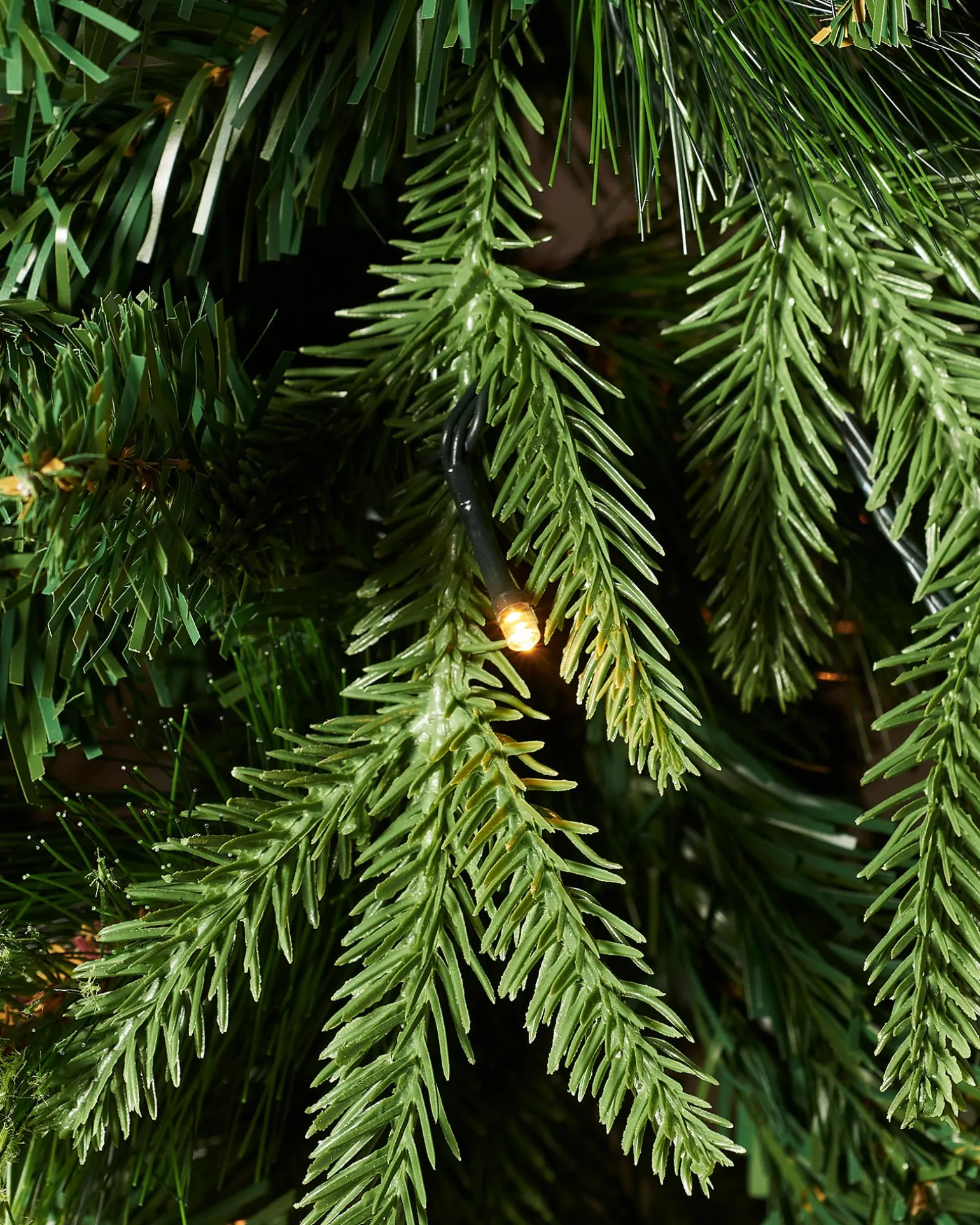 WeRChristmas Pre-Lit Victorian Mixed Tip Berries & Pinecones Christmas Tree, 7 Ft^ Pre Lit Christmas Trees