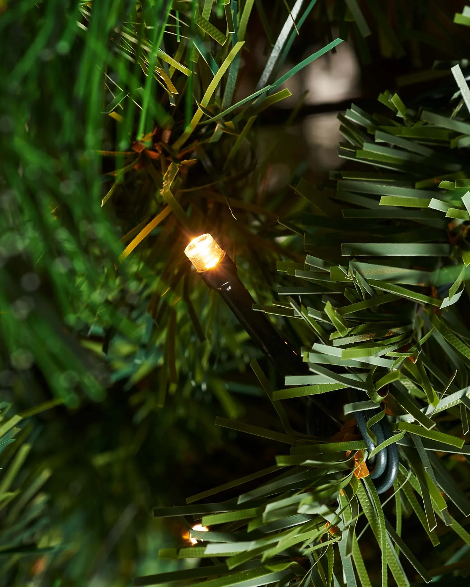 WeRChristmas Pre-Lit Victorian Pine Christmas Tree, 6 Ft^ Pre Lit Christmas Trees