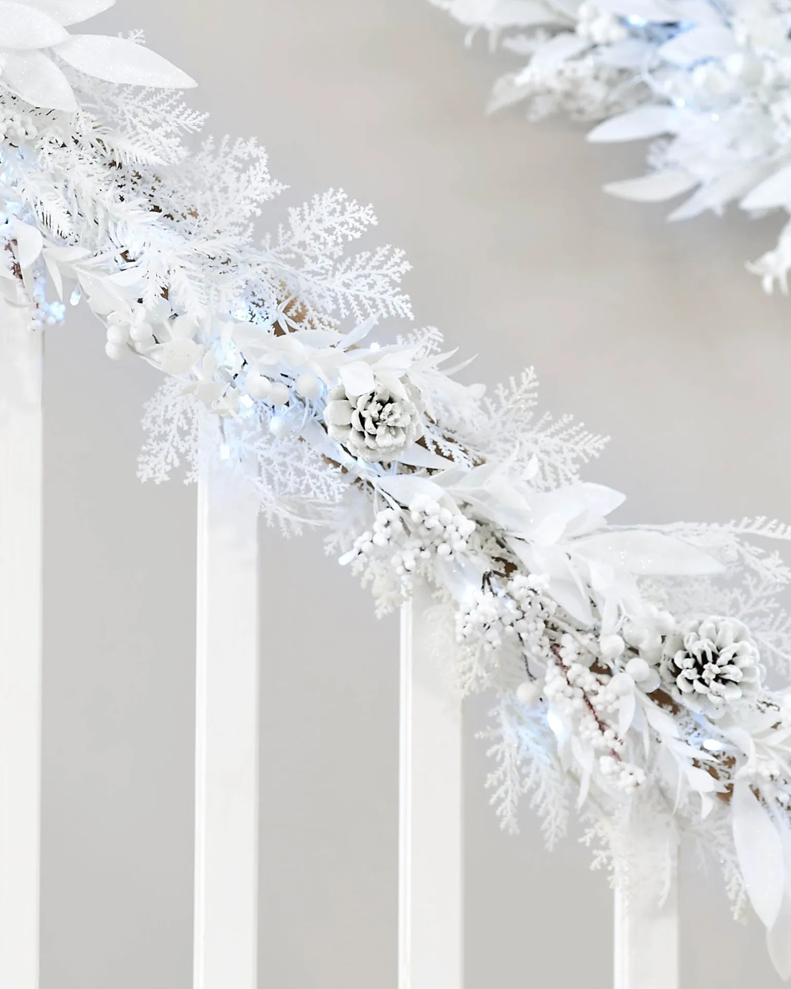 WeRChristmas Pre-Lit White Garland, 9 Ft^ Decorated Garlands|Pre Lit Garlands