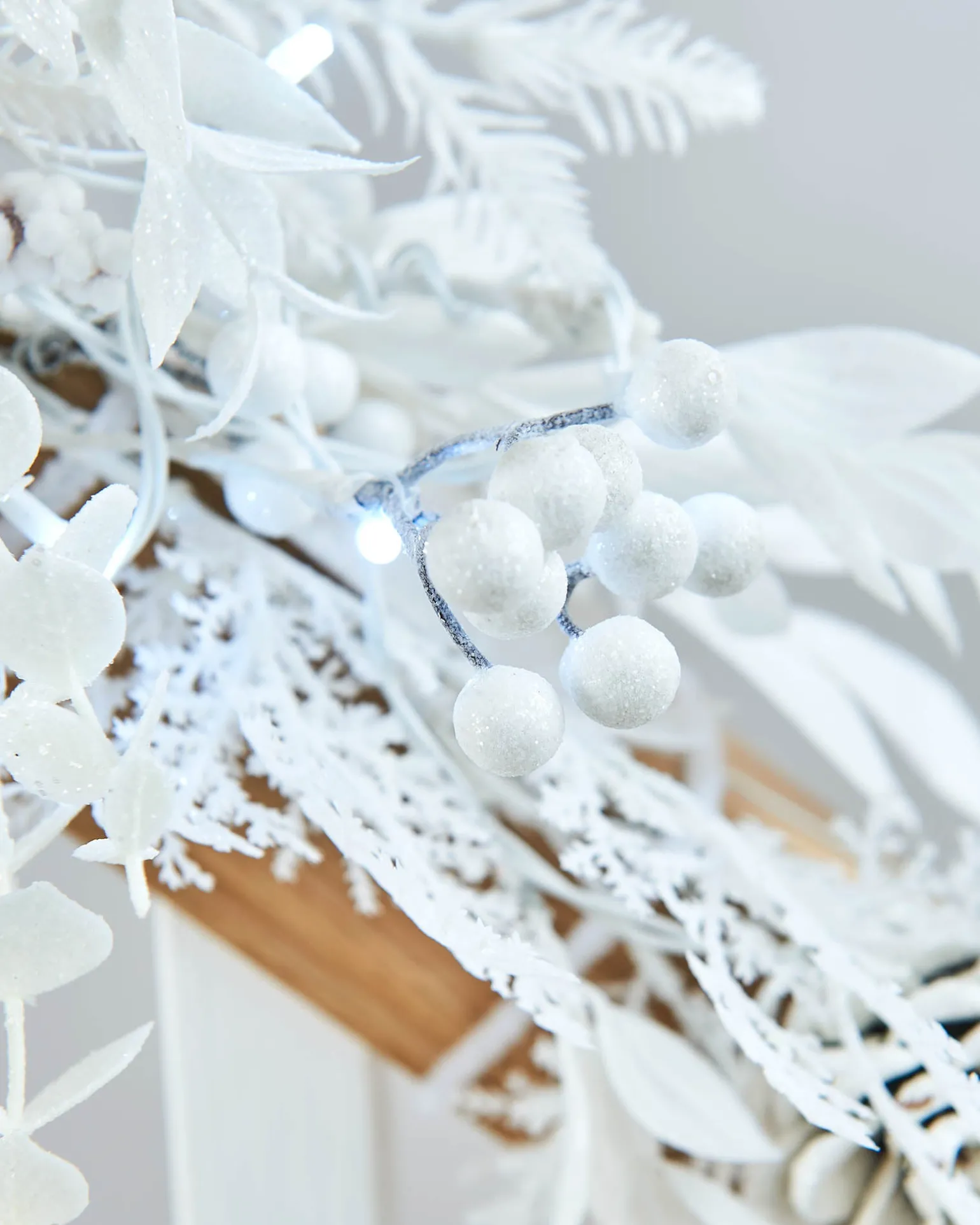 WeRChristmas Pre-Lit White Garland, 9 Ft^ Decorated Garlands|Pre Lit Garlands