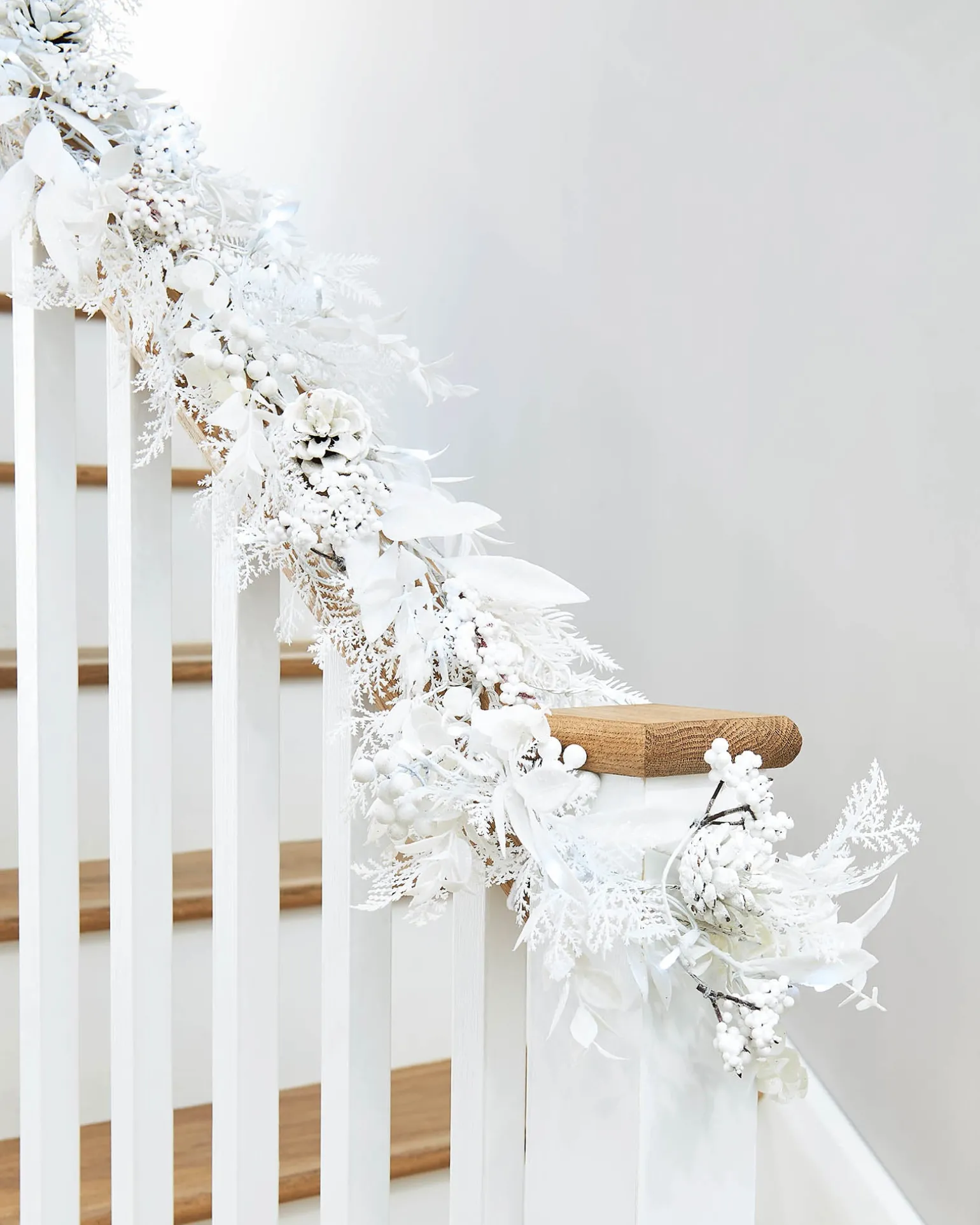 WeRChristmas Pre-Lit White Garland, 9 Ft^ Decorated Garlands|Pre Lit Garlands