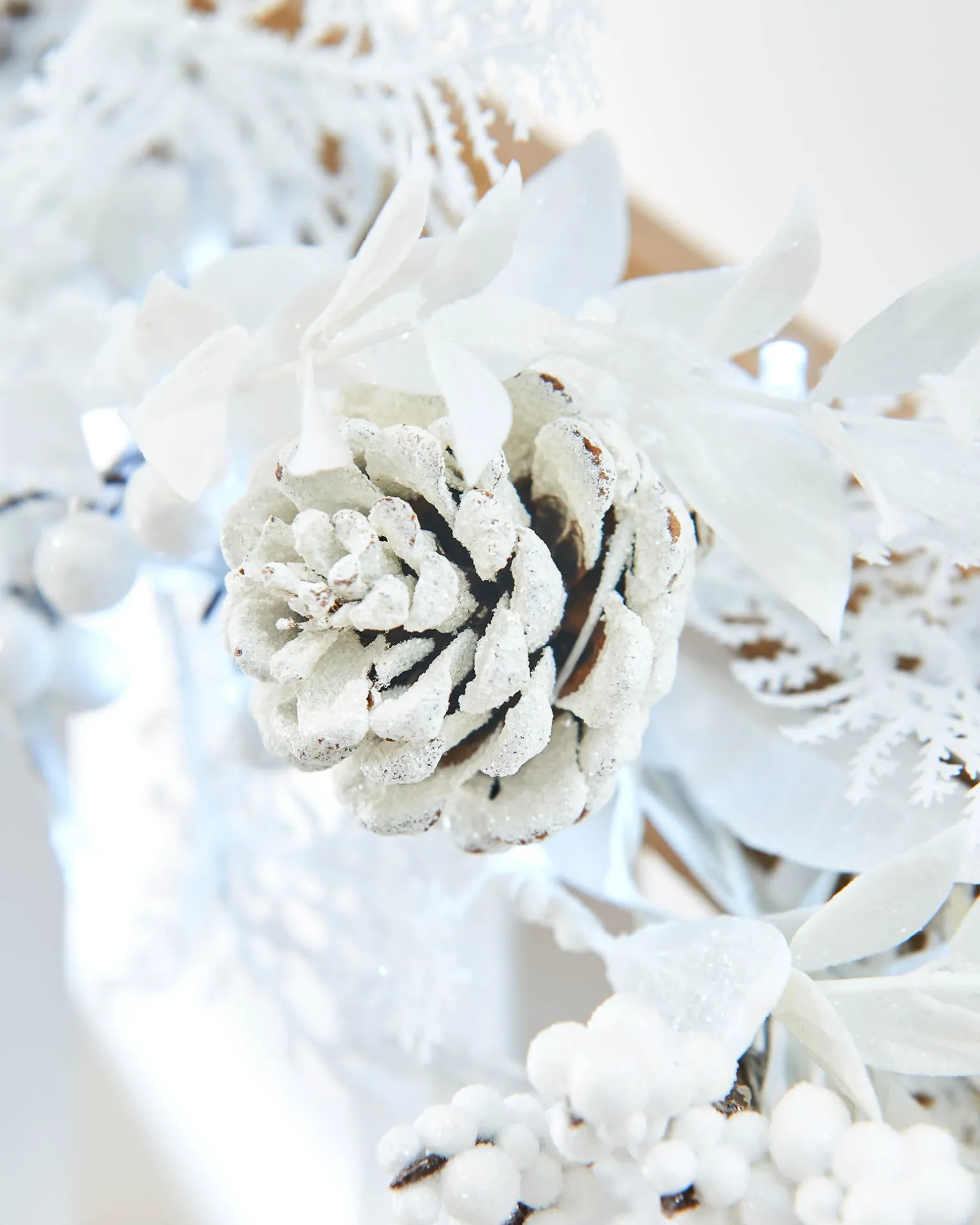WeRChristmas Pre-Lit White Garland, 9 Ft^ Decorated Garlands|Pre Lit Garlands