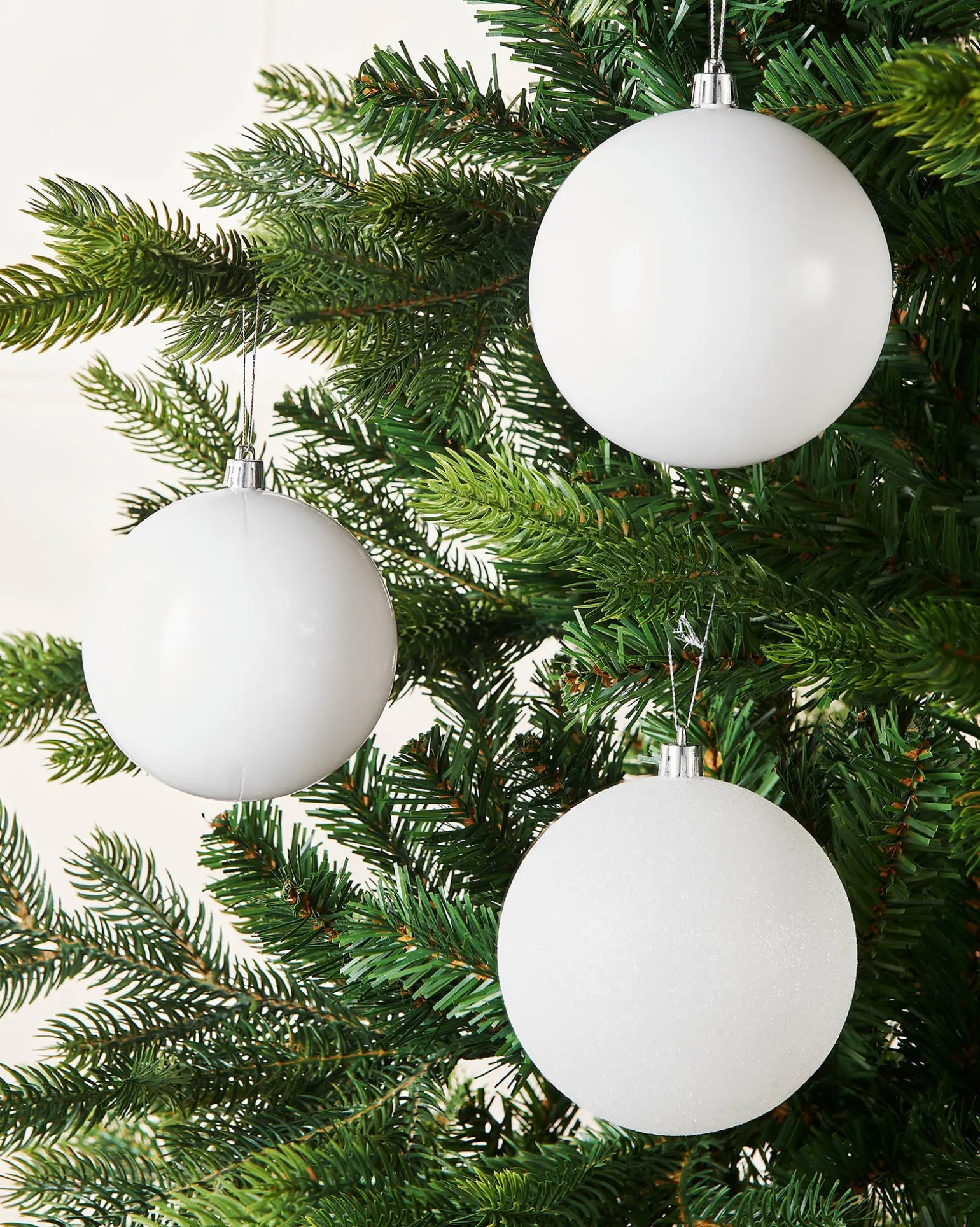 WeRChristmas White Shatterproof Baubles, 9 Pack, 10 Cm^ Oversized Baubles|Shatterproof Baubles