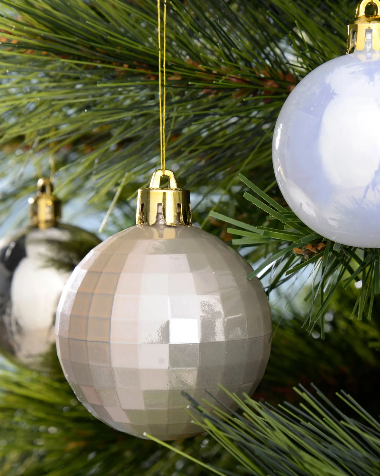 WeRChristmas White/Gold Shatterproof Baubles Set, 50 Pack^ Shatterproof Baubles